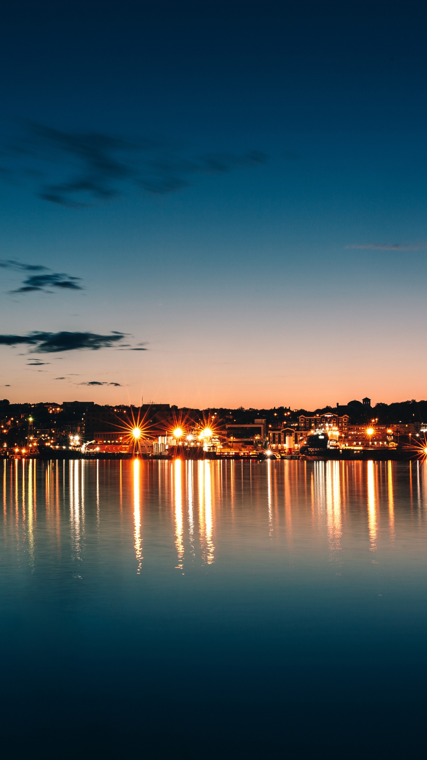 Plan D'eau Pendant la Nuit. Wallpaper in 1440x2560 Resolution