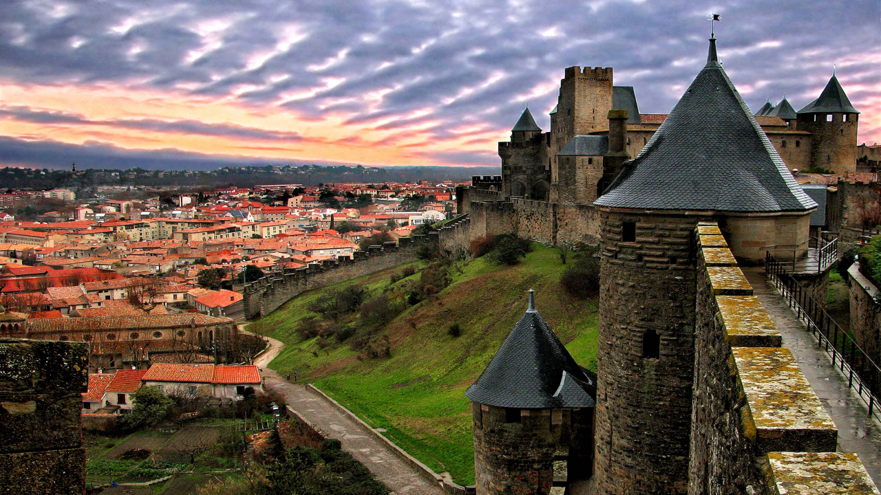 Bâtiment en Béton Gris Sous Ciel Nuageux Pendant la Journée. Wallpaper in 1280x720 Resolution