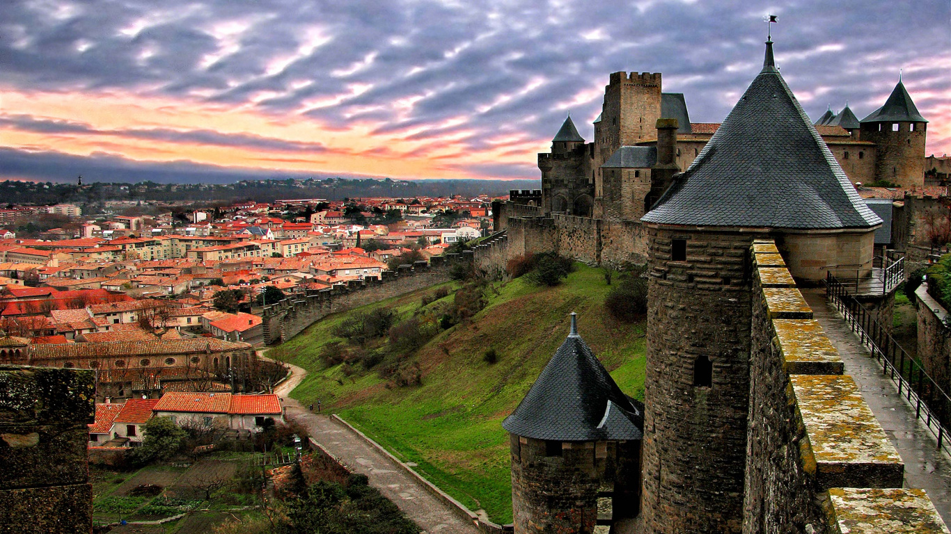 Bâtiment en Béton Gris Sous Ciel Nuageux Pendant la Journée. Wallpaper in 1366x768 Resolution