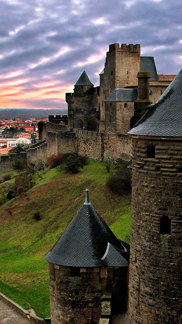 Bâtiment en Béton Gris Sous Ciel Nuageux Pendant la Journée. Wallpaper in 720x1280 Resolution