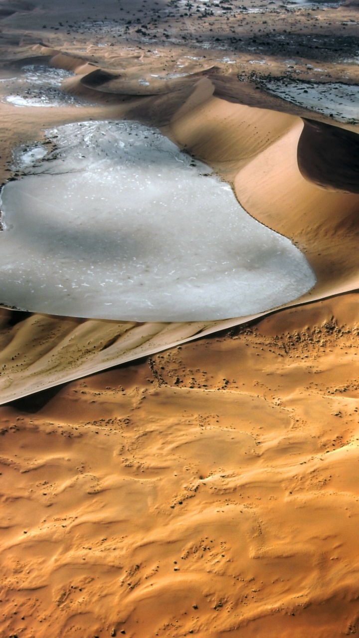 Tagsüber Brauner Sand Mit Wasser. Wallpaper in 720x1280 Resolution