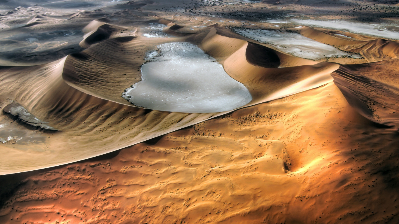 Sable Brun Avec de L'eau Pendant la Journée. Wallpaper in 1366x768 Resolution