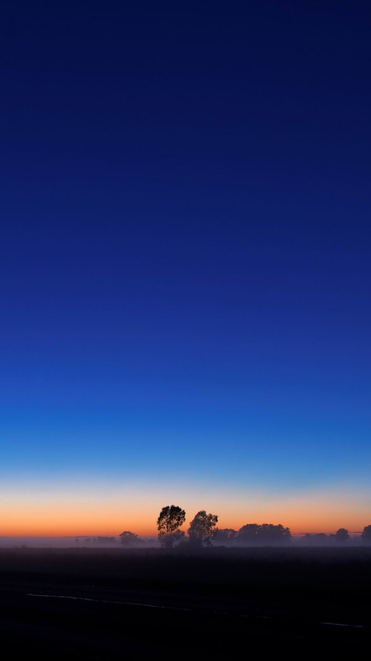 Silhouette de Personne Marchant Sur le Sable Pendant le Coucher du Soleil. Wallpaper in 750x1334 Resolution