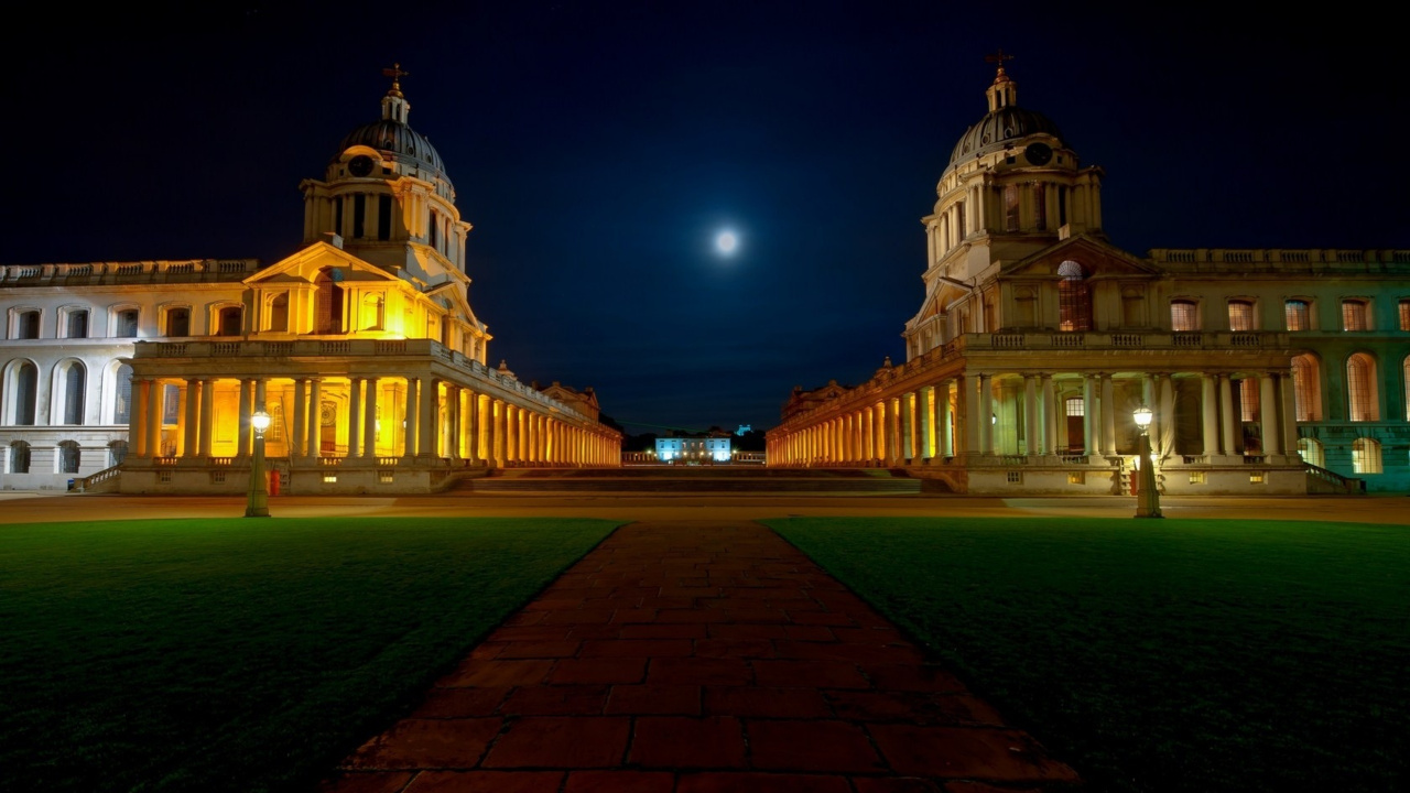 Edificio de Hormigón Blanco y Marrón Durante la Noche.. Wallpaper in 1280x720 Resolution