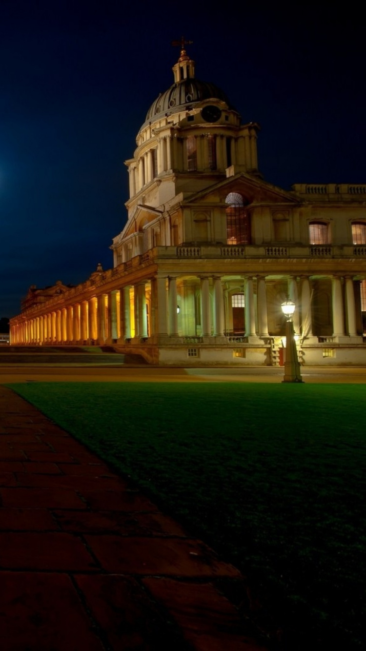 Edificio de Hormigón Blanco y Marrón Durante la Noche.. Wallpaper in 750x1334 Resolution