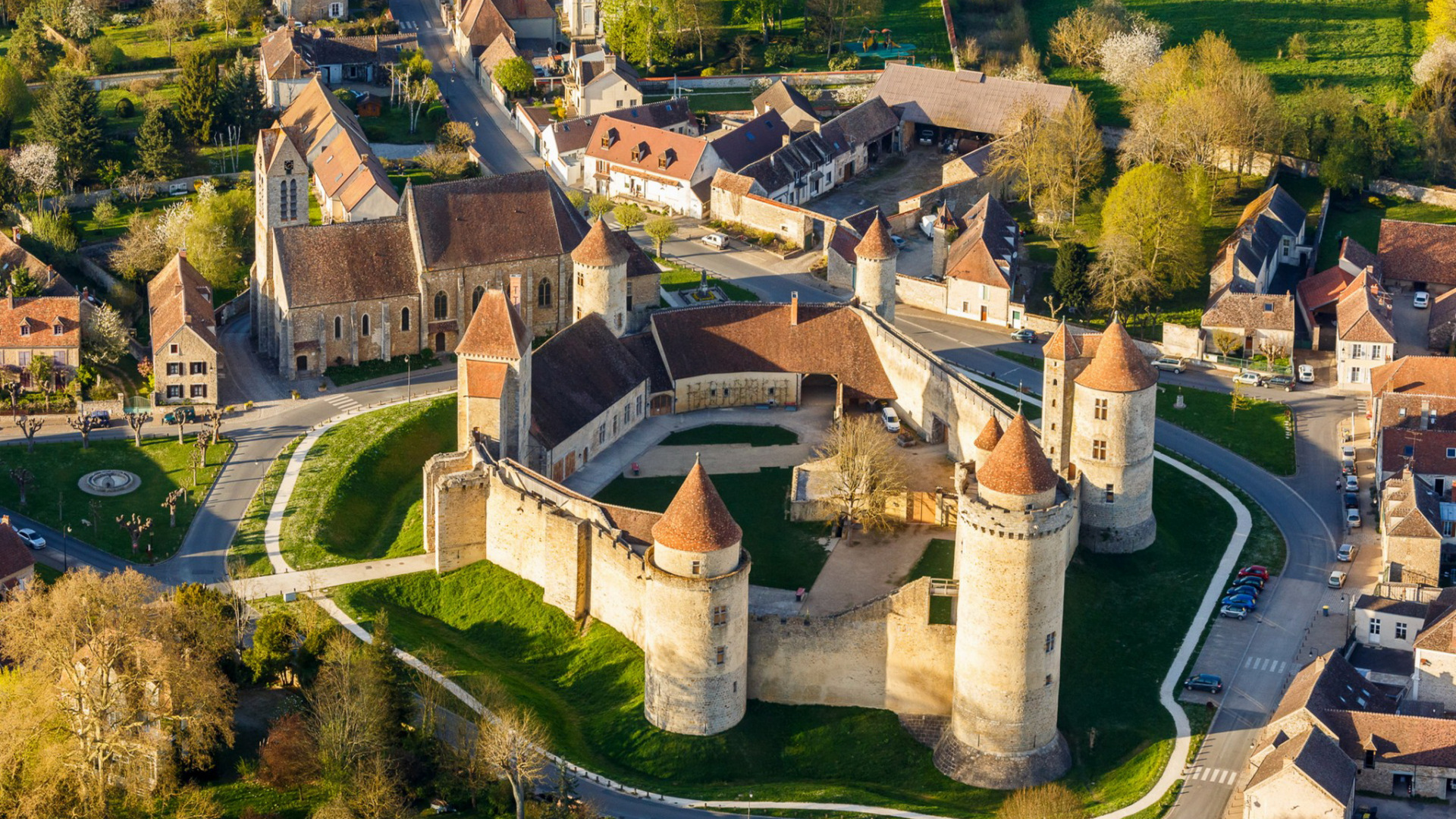 Braune Und Weiße Betonhäuser. Wallpaper in 1920x1080 Resolution