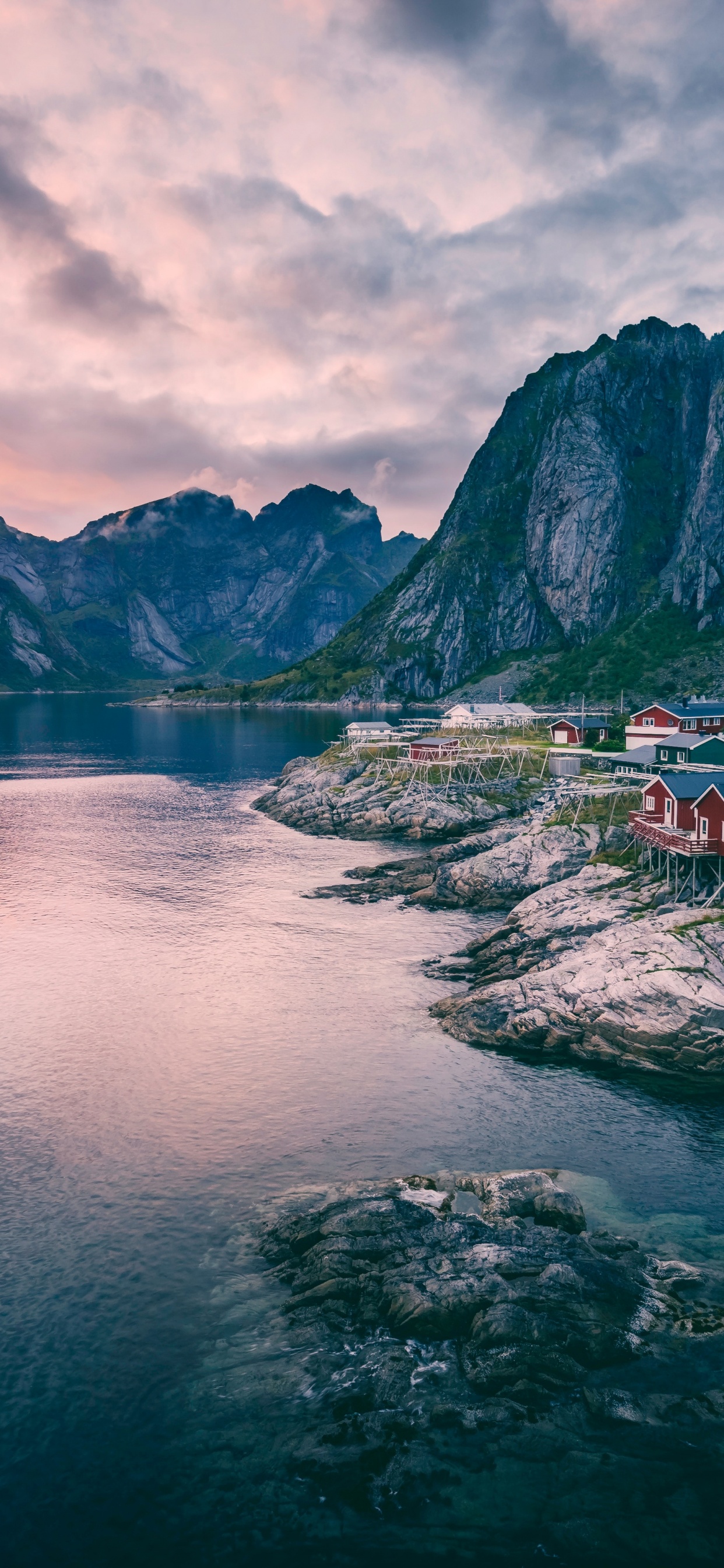 Gewässer in Der Nähe Des Berges Unter Bewölktem Himmel Tagsüber. Wallpaper in 1242x2688 Resolution