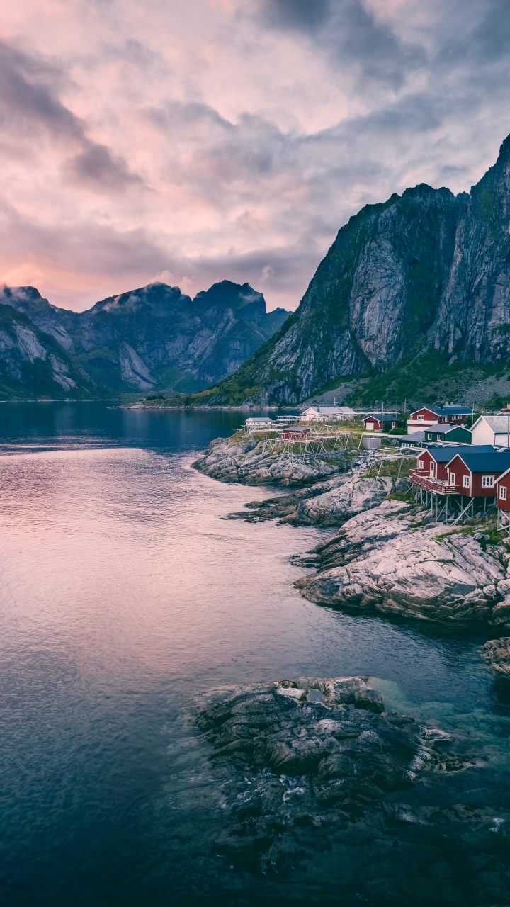 Cuerpo de Agua Cerca de la Montaña Bajo el Cielo Nublado Durante el Día. Wallpaper in 720x1280 Resolution