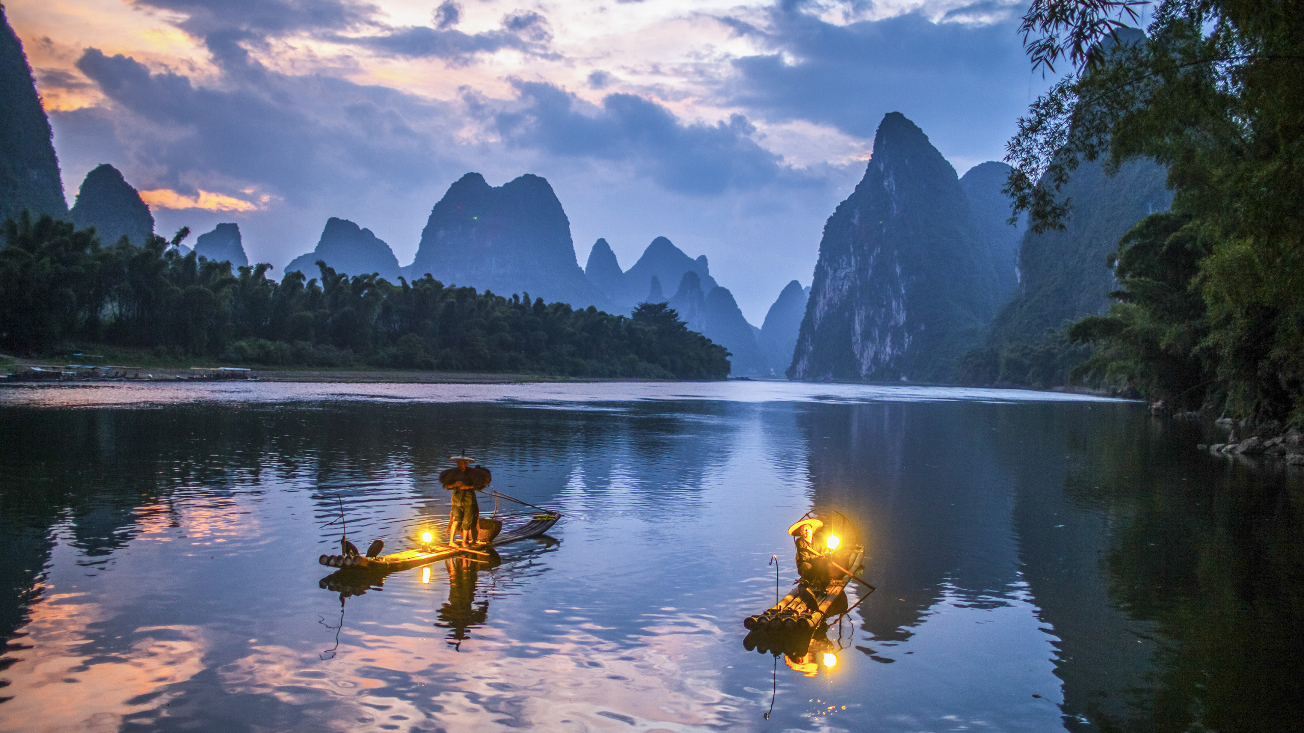 2 Personnes en Bateau Sur le Lac Pendant la Journée. Wallpaper in 2560x1440 Resolution