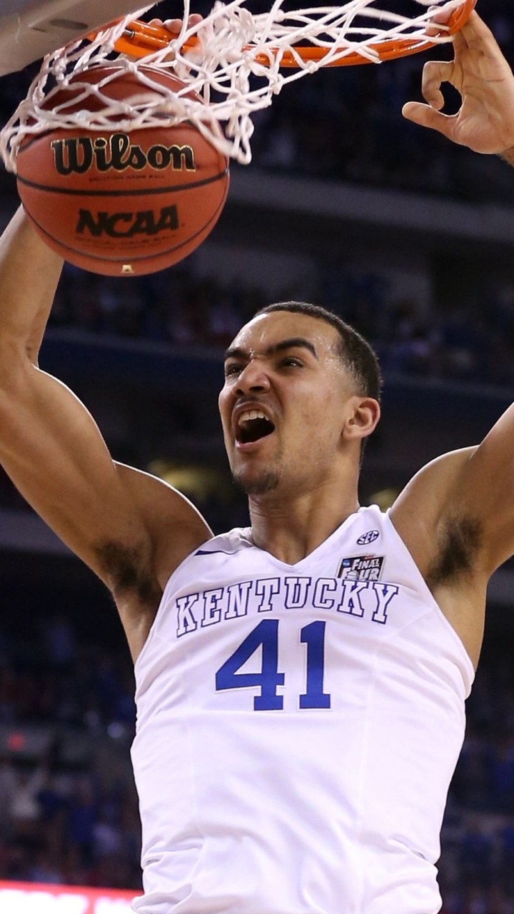 Mann im Weißen Und Schwarzen Basketball-Trikot-Shirt Mit Basketball. Wallpaper in 720x1280 Resolution