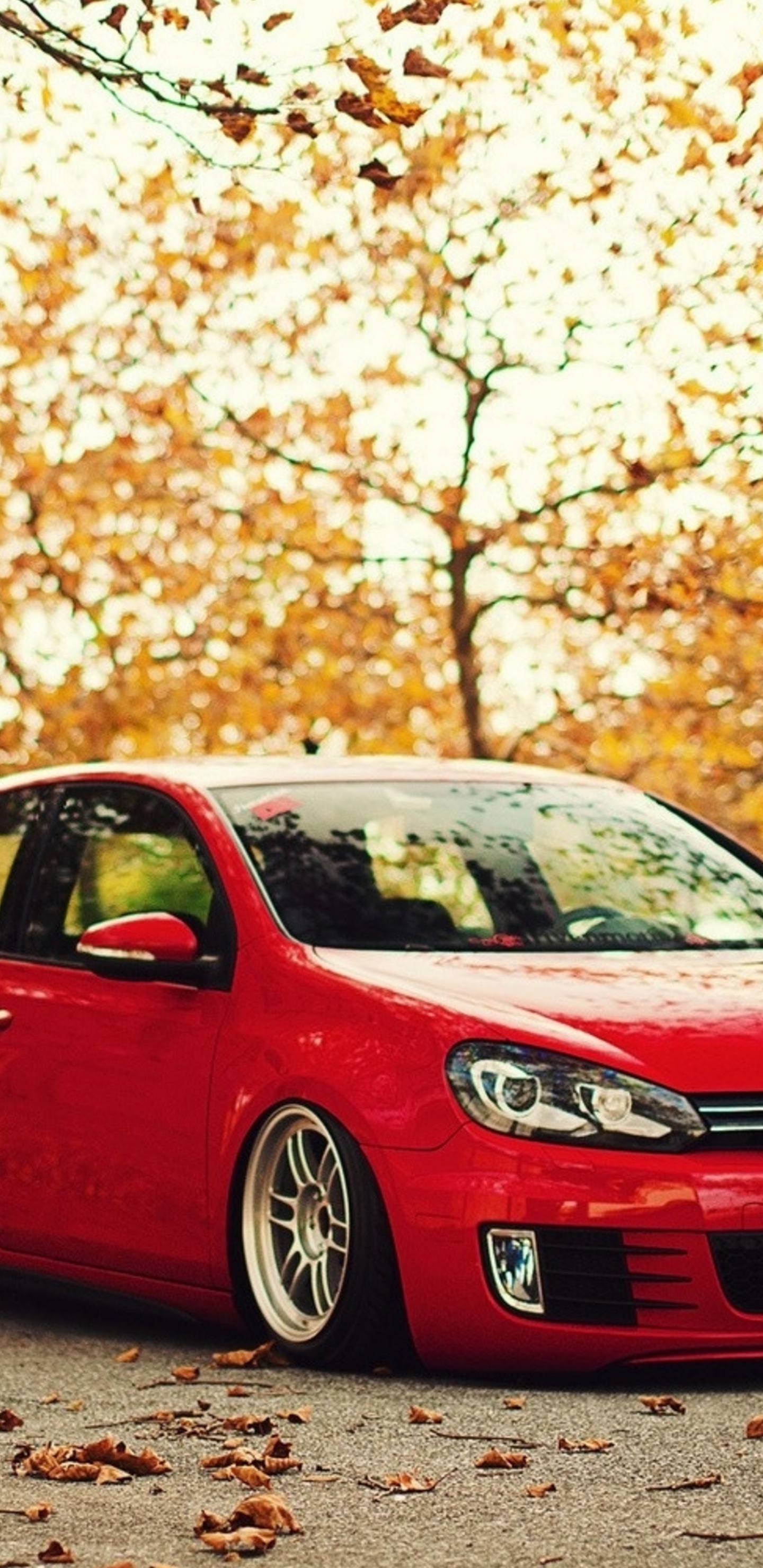 Roter Volkswagen 5 Türiger Schrägheck Auf Der Straße Tagsüber. Wallpaper in 1440x2960 Resolution