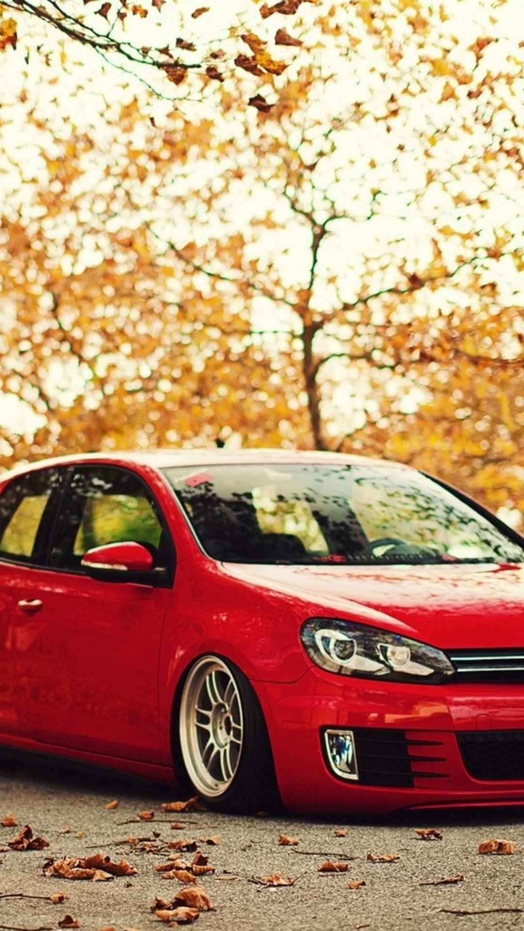 Volkswagen Rojo Hatchback de 5 Puertas en la Carretera Durante el Día. Wallpaper in 1080x1920 Resolution