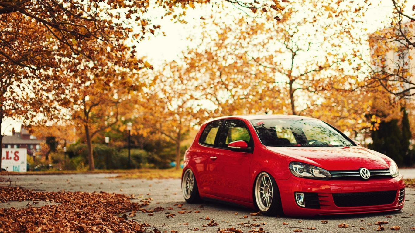 Volkswagen Rojo Hatchback de 5 Puertas en la Carretera Durante el Día. Wallpaper in 1366x768 Resolution