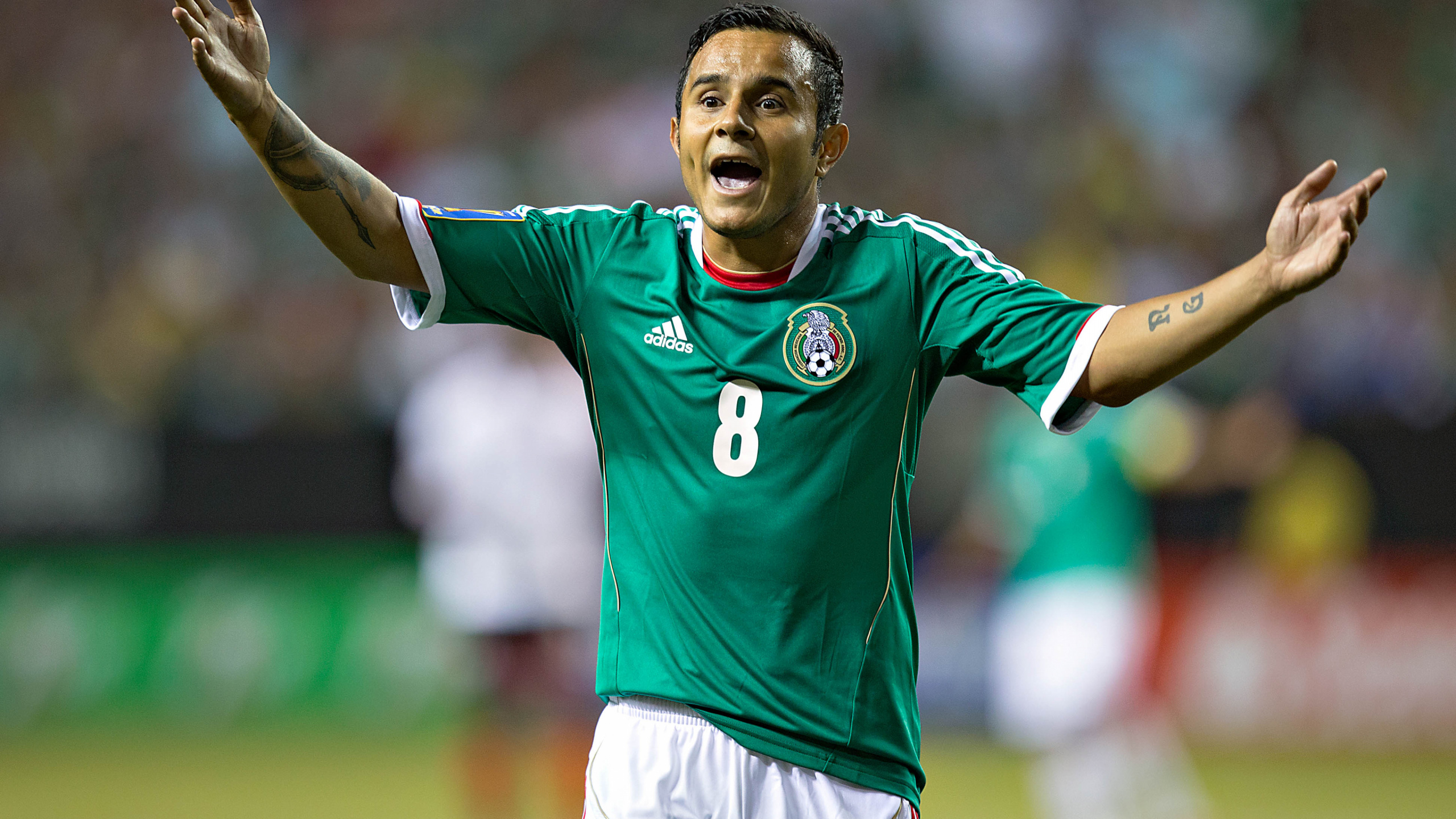 Man in Green Nike Soccer Jersey Shirt. Wallpaper in 2560x1440 Resolution