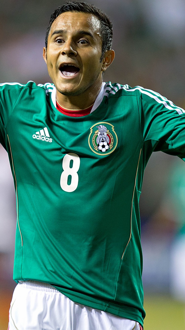 Man in Green Nike Soccer Jersey Shirt. Wallpaper in 720x1280 Resolution