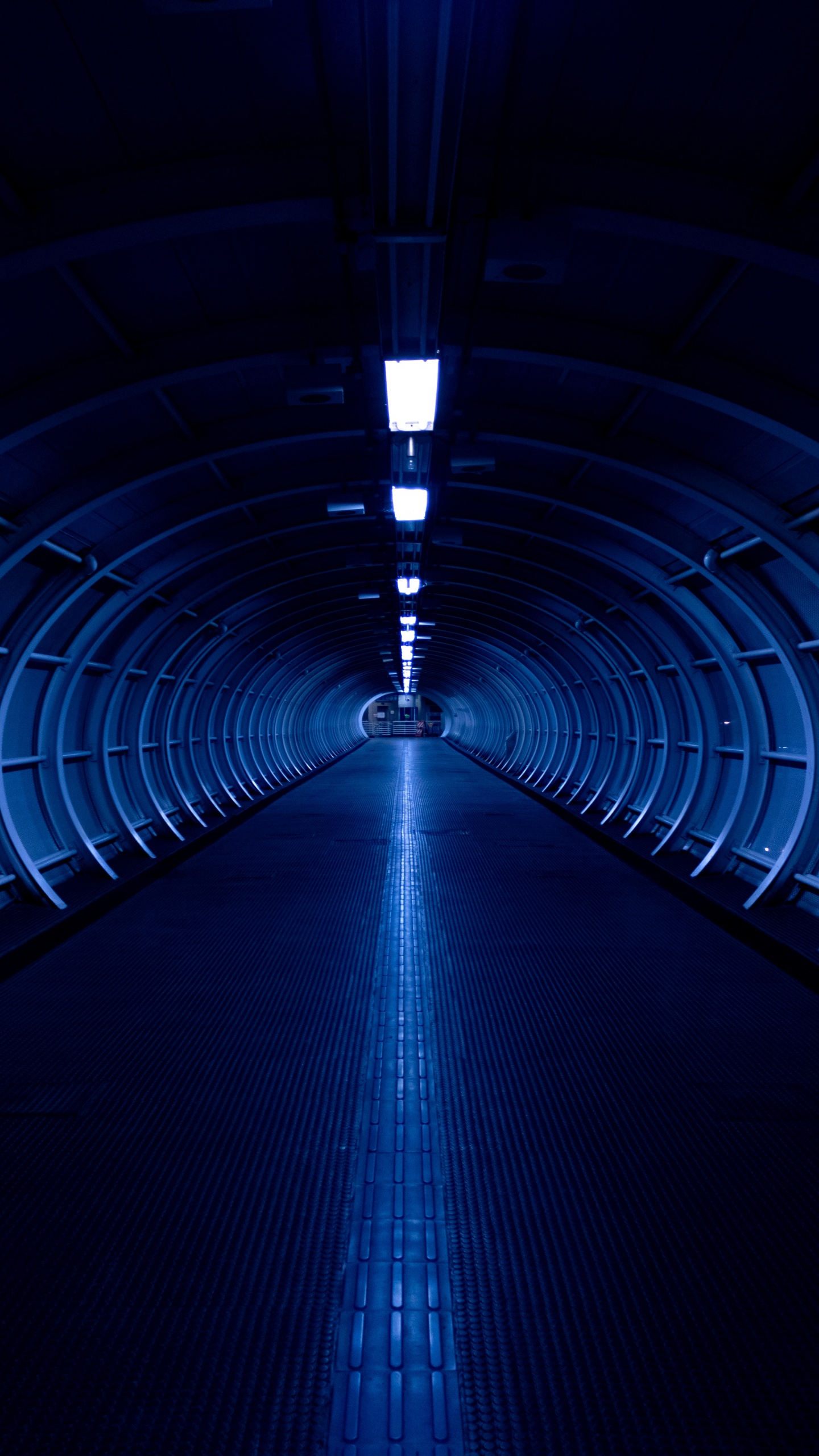 Túnel Azul y Blanco Con Luces. Wallpaper in 1440x2560 Resolution