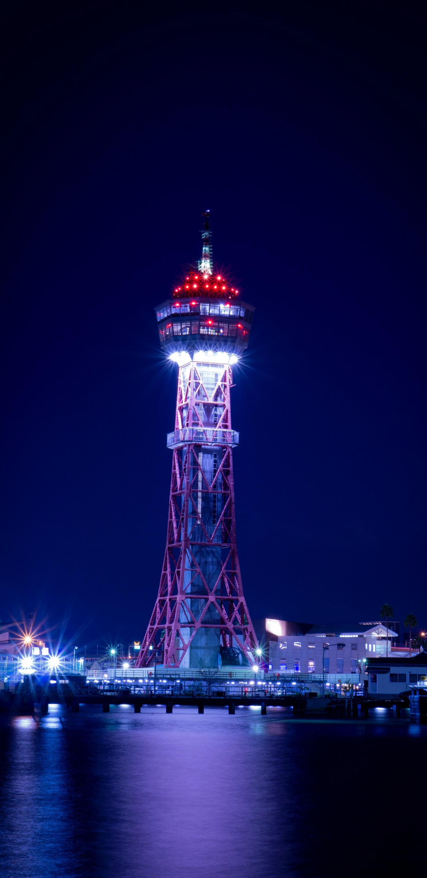 Rot-weißer Turm Während Der Nacht. Wallpaper in 1440x2960 Resolution