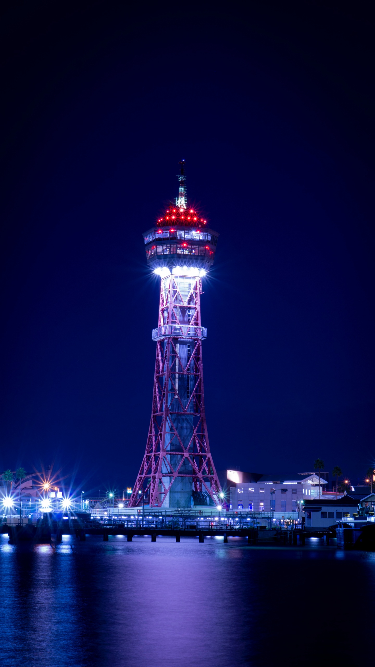 Torre Roja y Blanca Durante la Noche. Wallpaper in 1440x2560 Resolution
