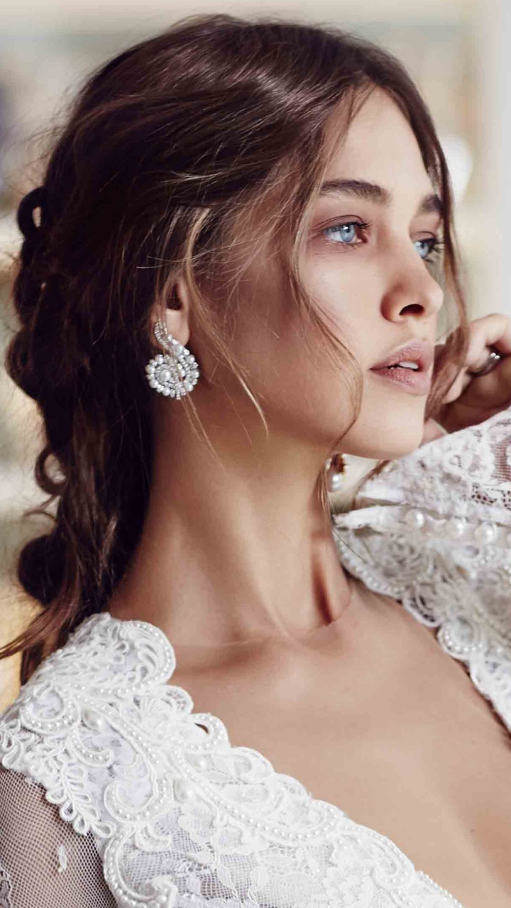 Robe, Cheveu, Peau, Épaule, Coiffure. Wallpaper in 720x1280 Resolution