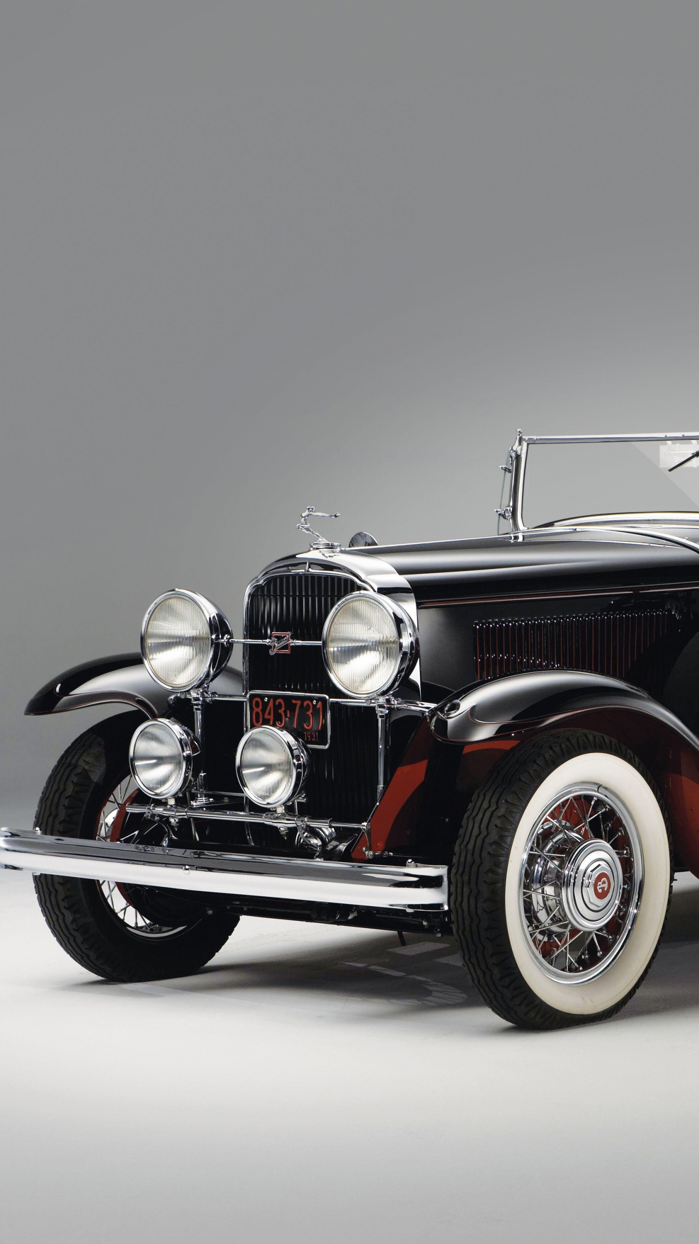 Rot-schwarzer Oldtimer. Wallpaper in 1440x2560 Resolution