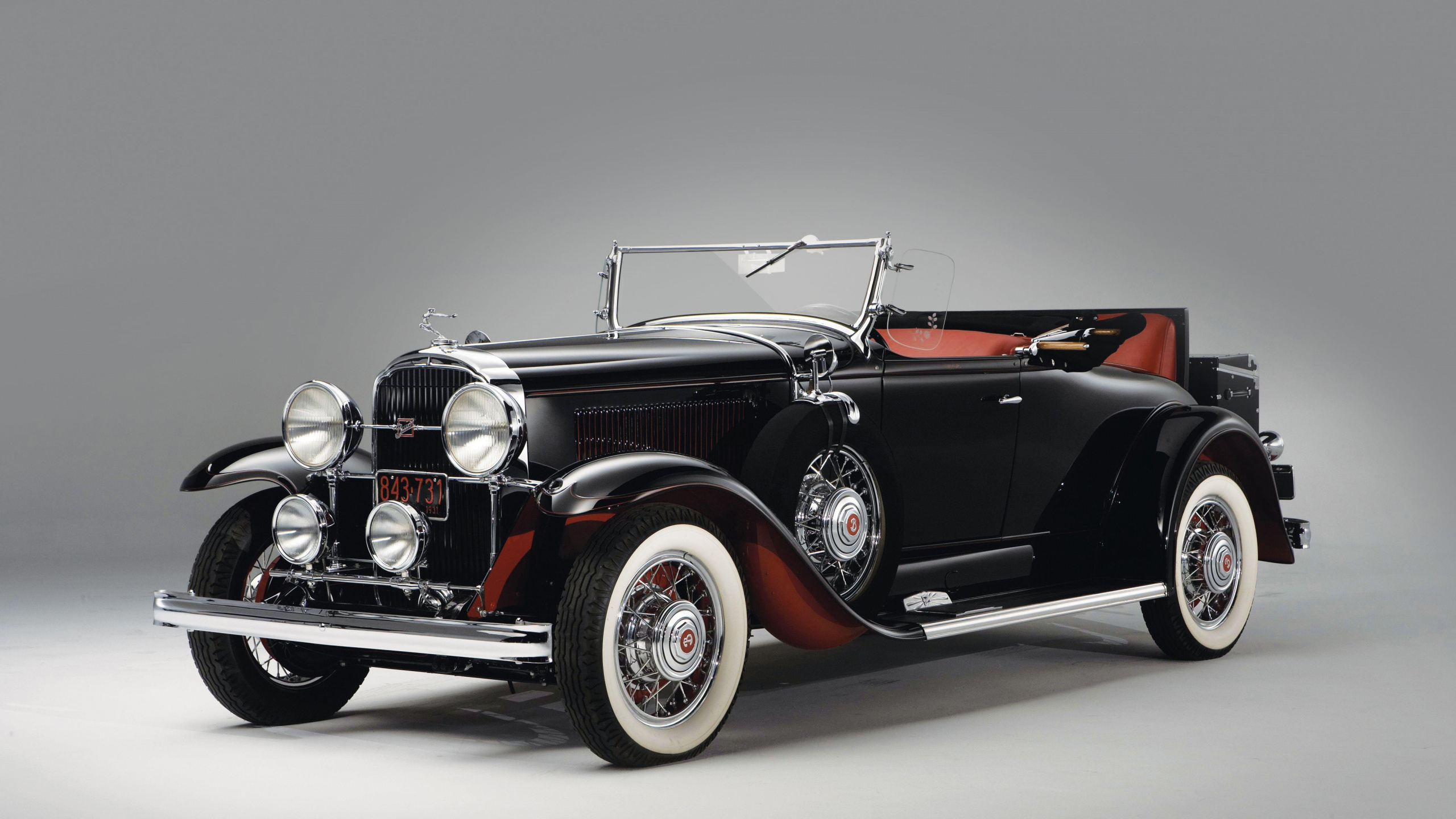 Rot-schwarzer Oldtimer. Wallpaper in 2560x1440 Resolution