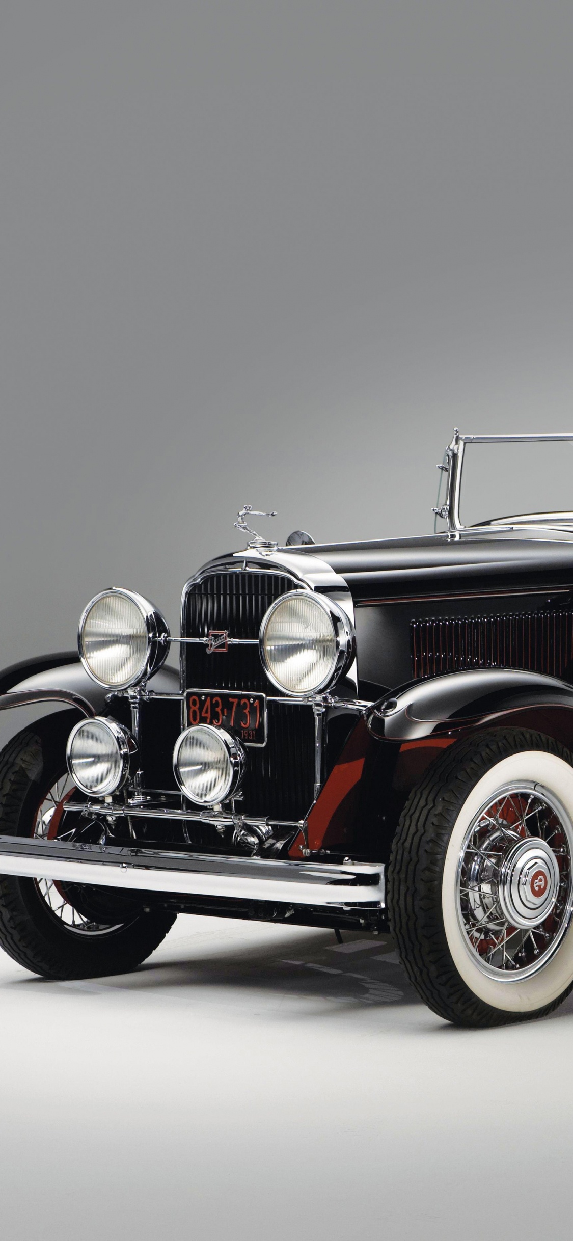 Voiture Vintage Rouge et Noir. Wallpaper in 1125x2436 Resolution