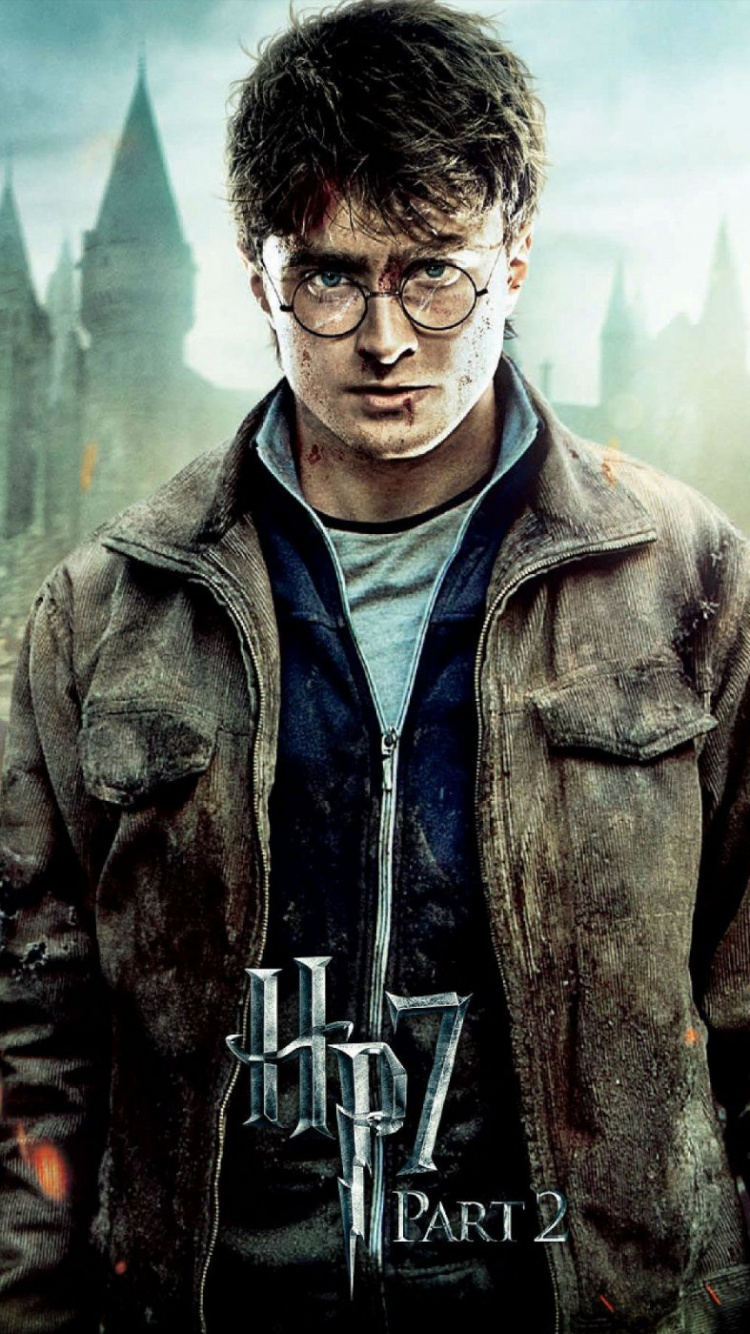 Mann in Brauner Lederjacke Steht Neben Mann in Roter Jacke. Wallpaper in 750x1334 Resolution