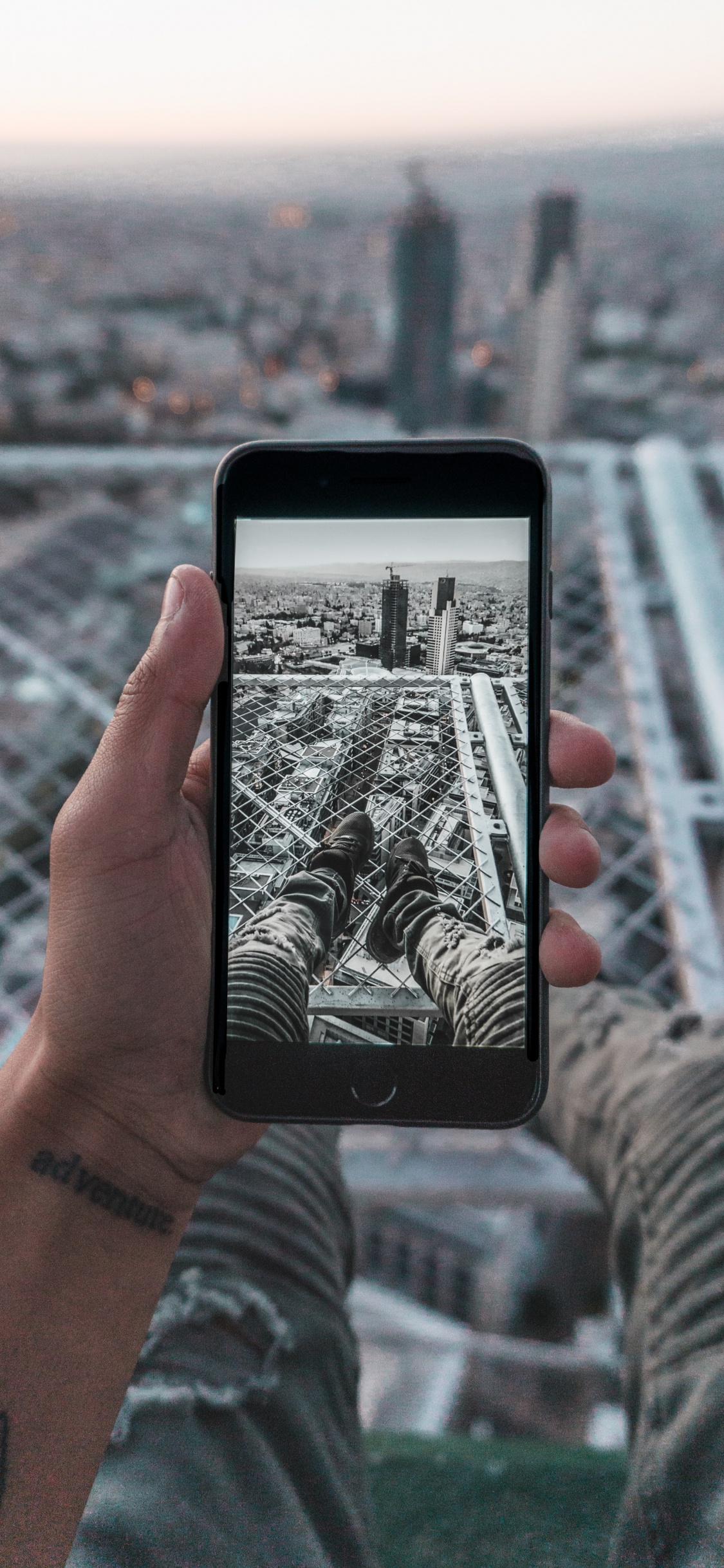 Person Holding Black Iphone 5. Wallpaper in 1125x2436 Resolution