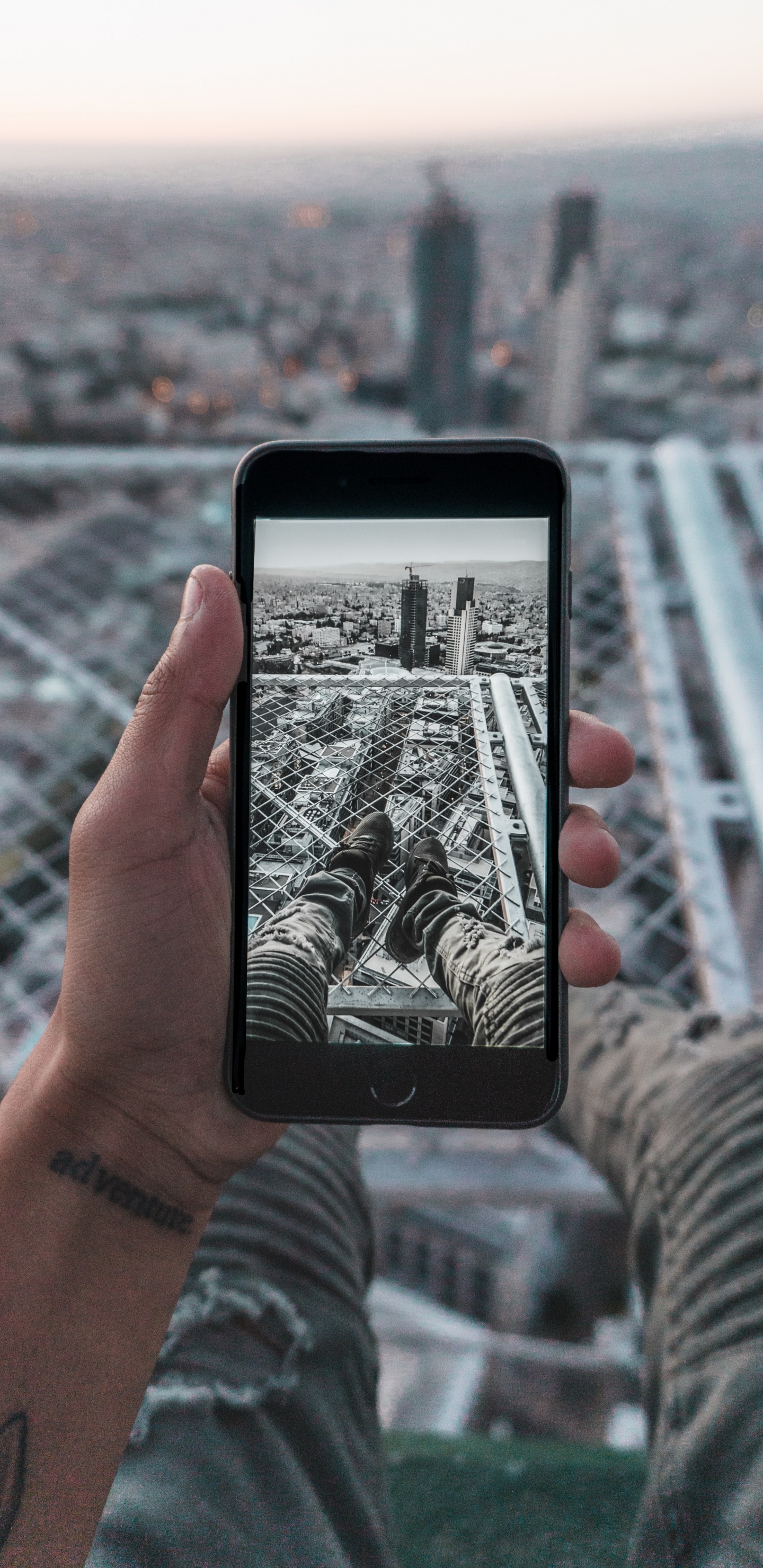 Personne Tenant un Iphone 5 Noir. Wallpaper in 1440x2960 Resolution