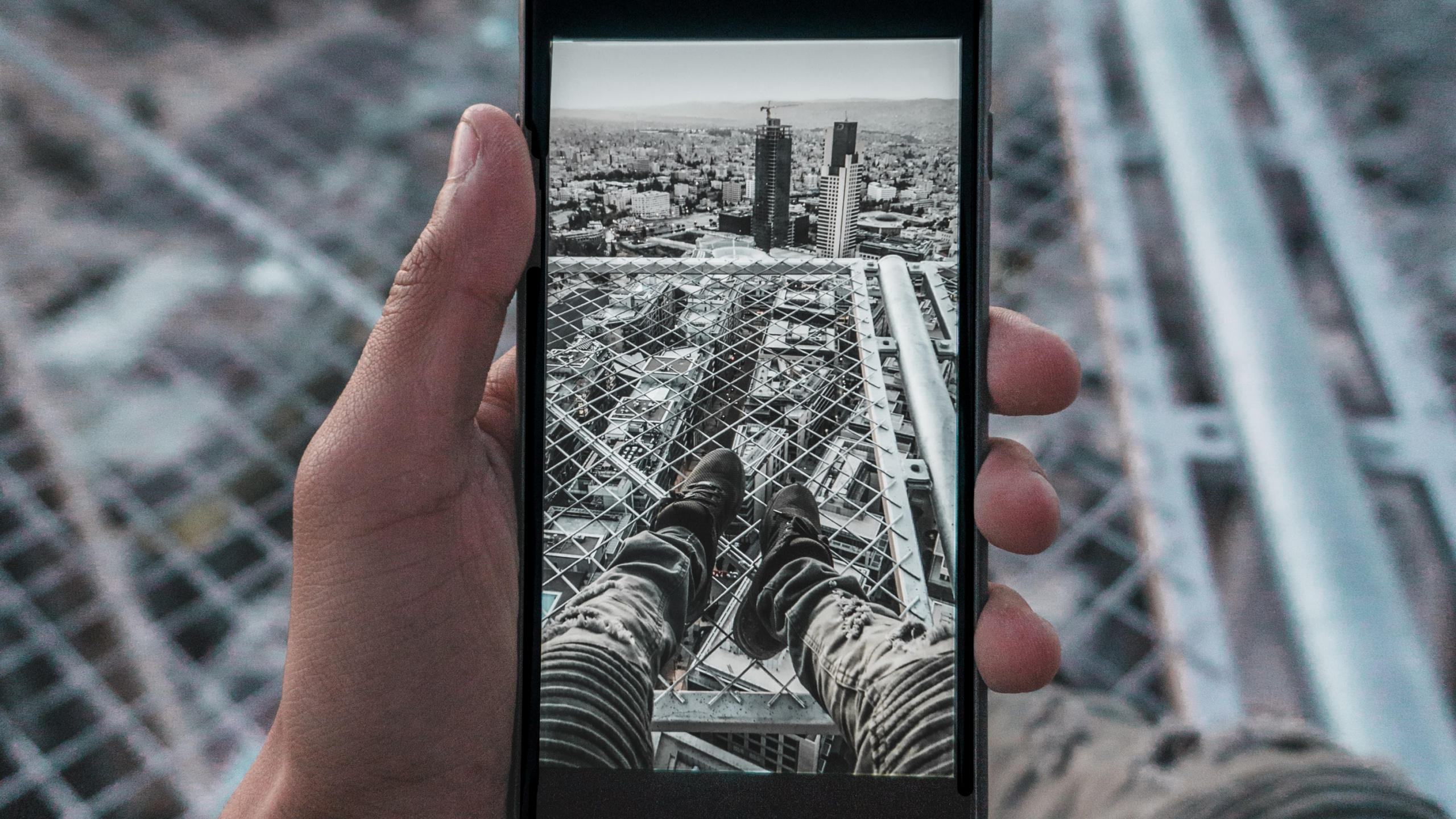 Person Mit Schwarzem IPhone 5. Wallpaper in 2560x1440 Resolution