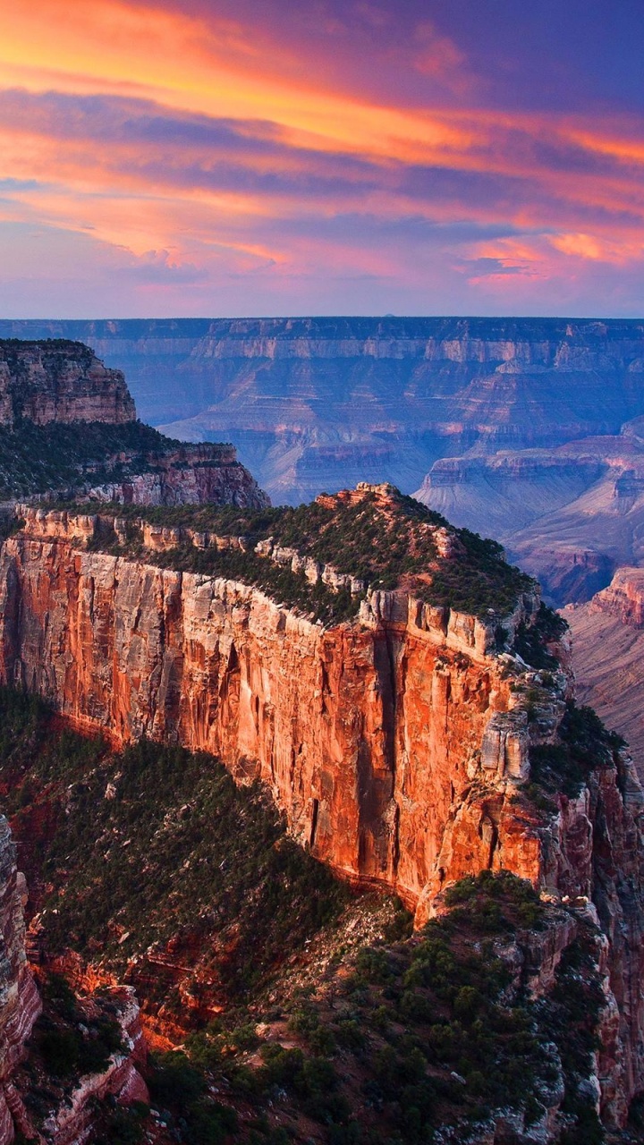 Brauner Felsiger Berg Unter Bewölktem Himmel Tagsüber. Wallpaper in 720x1280 Resolution