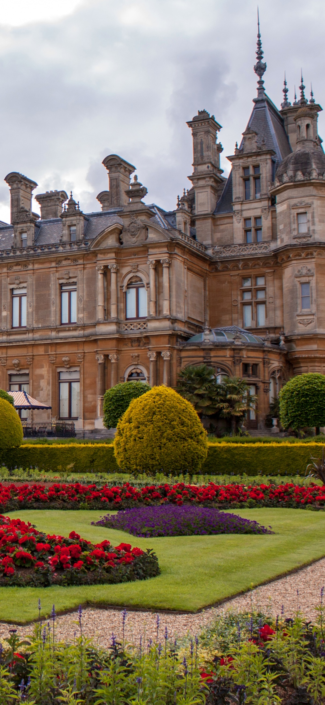 Braunes Und Blaues Betongebäude. Wallpaper in 1125x2436 Resolution