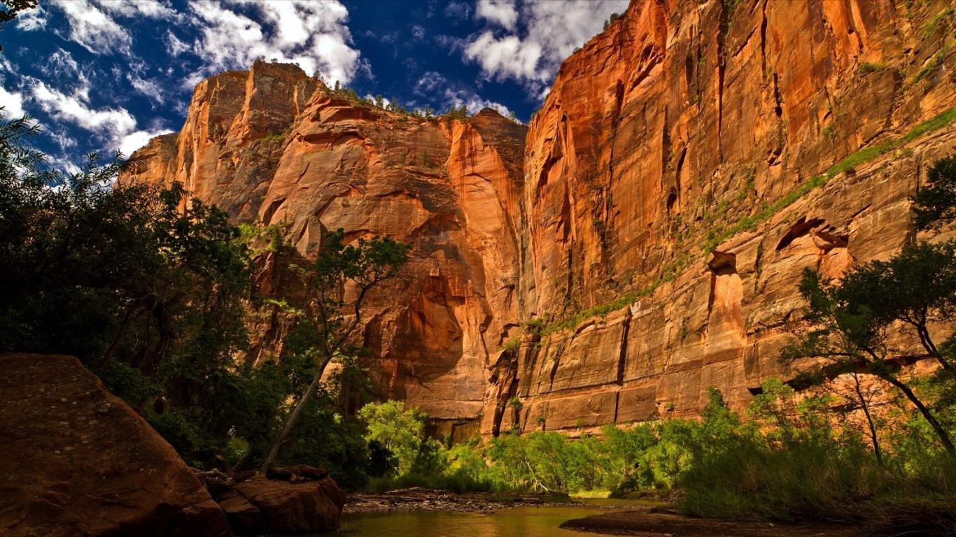 Brown Rock Formation Near Body of Water During Daytime. Wallpaper in 1366x768 Resolution