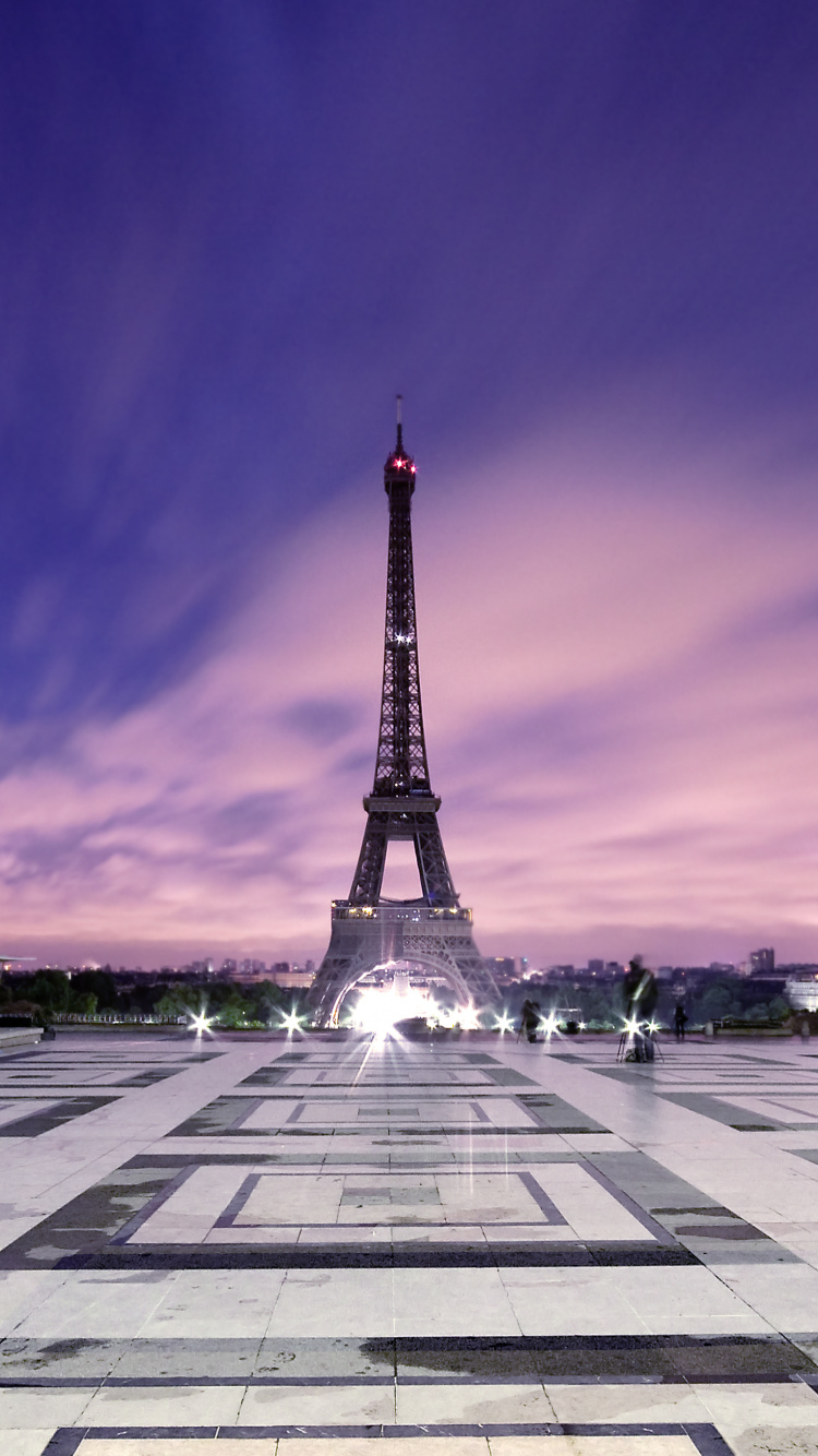 Eiffel Tower Under Blue Sky During Daytime. Wallpaper in 750x1334 Resolution