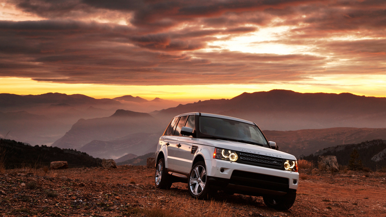 Suv Blanc Sur Champ Brun Pendant le Coucher du Soleil. Wallpaper in 1280x720 Resolution