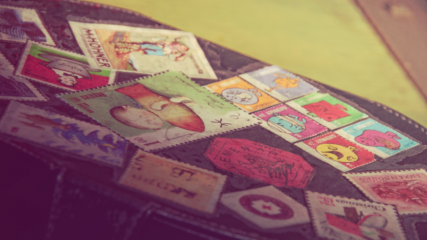 200-Banknote Auf Braunem Holztisch. Wallpaper in 1366x768 Resolution