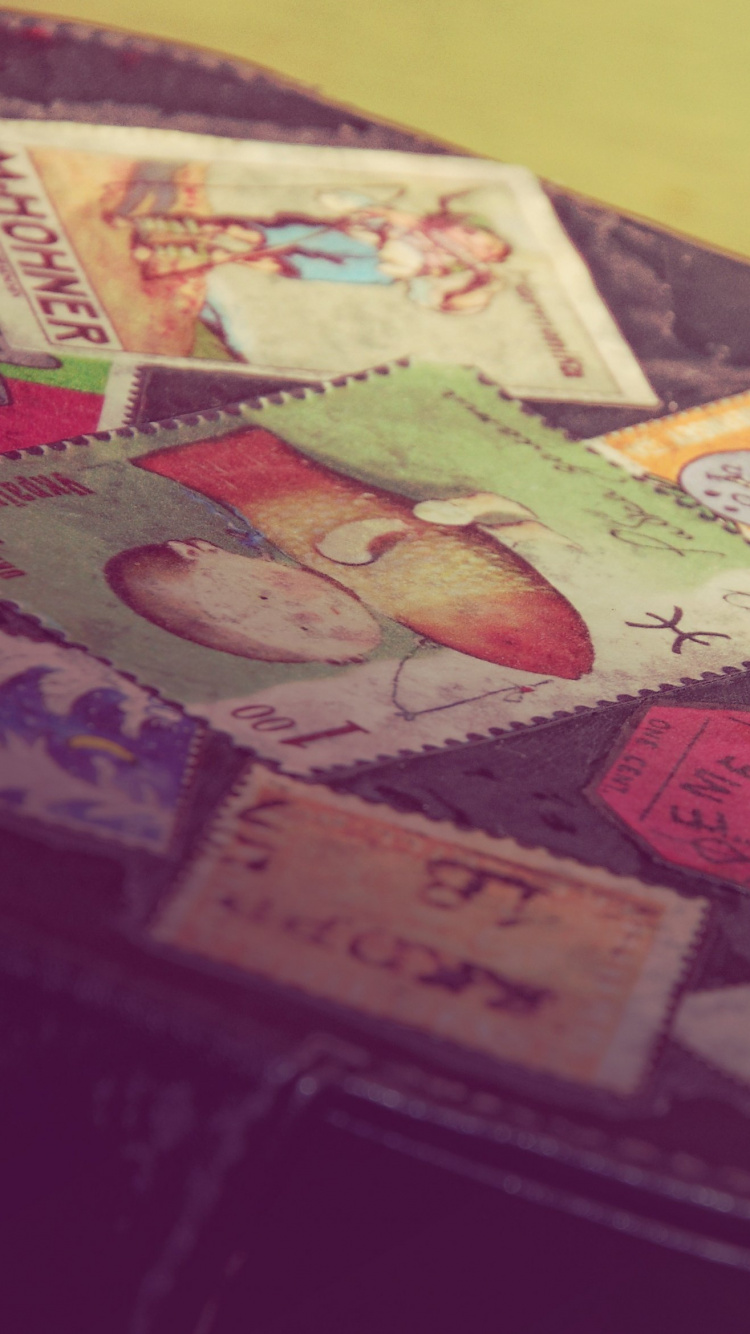 200-Banknote Auf Braunem Holztisch. Wallpaper in 750x1334 Resolution