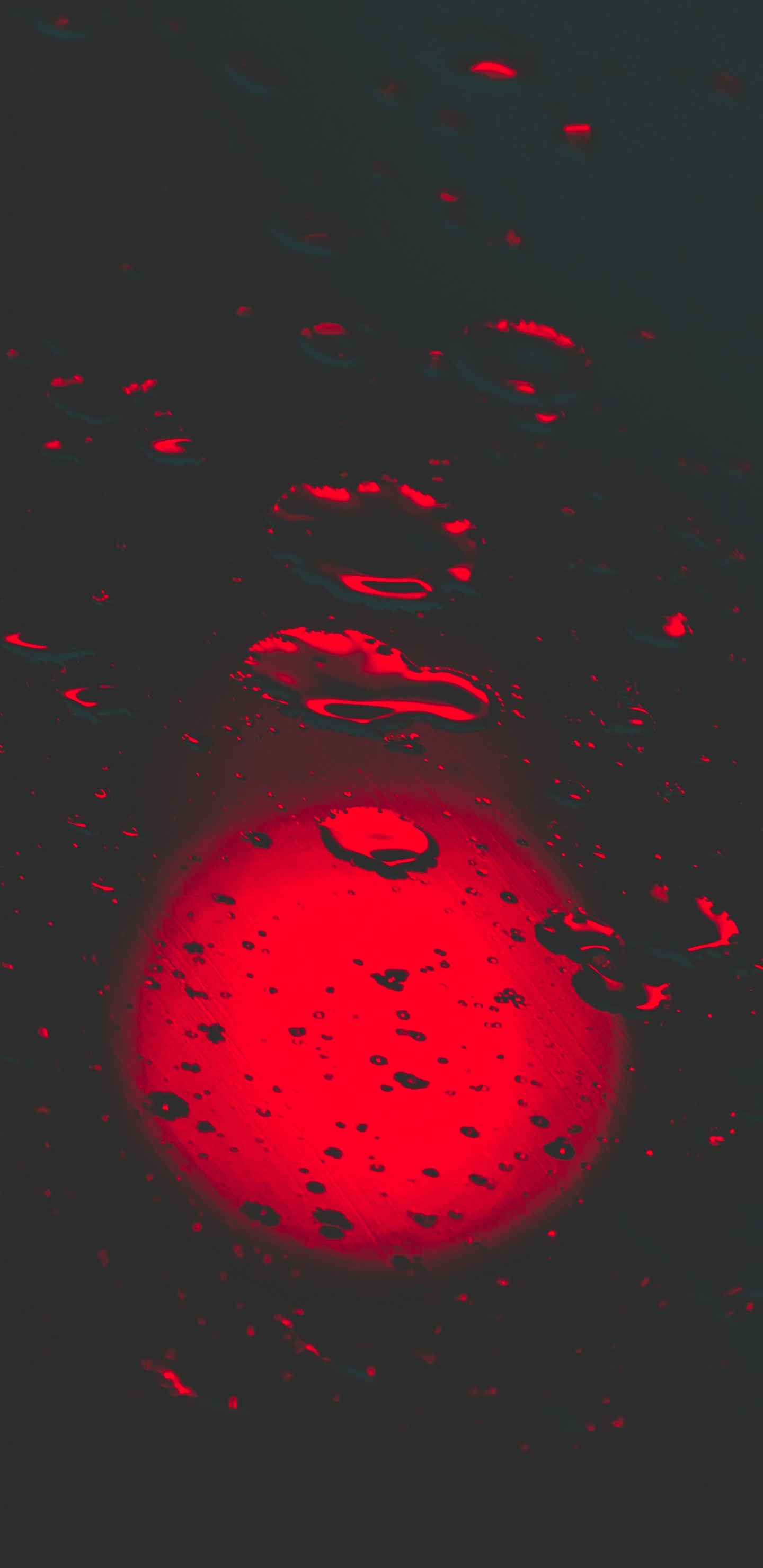 Rotes Licht Auf Schwarzem Hintergrund. Wallpaper in 1440x2960 Resolution