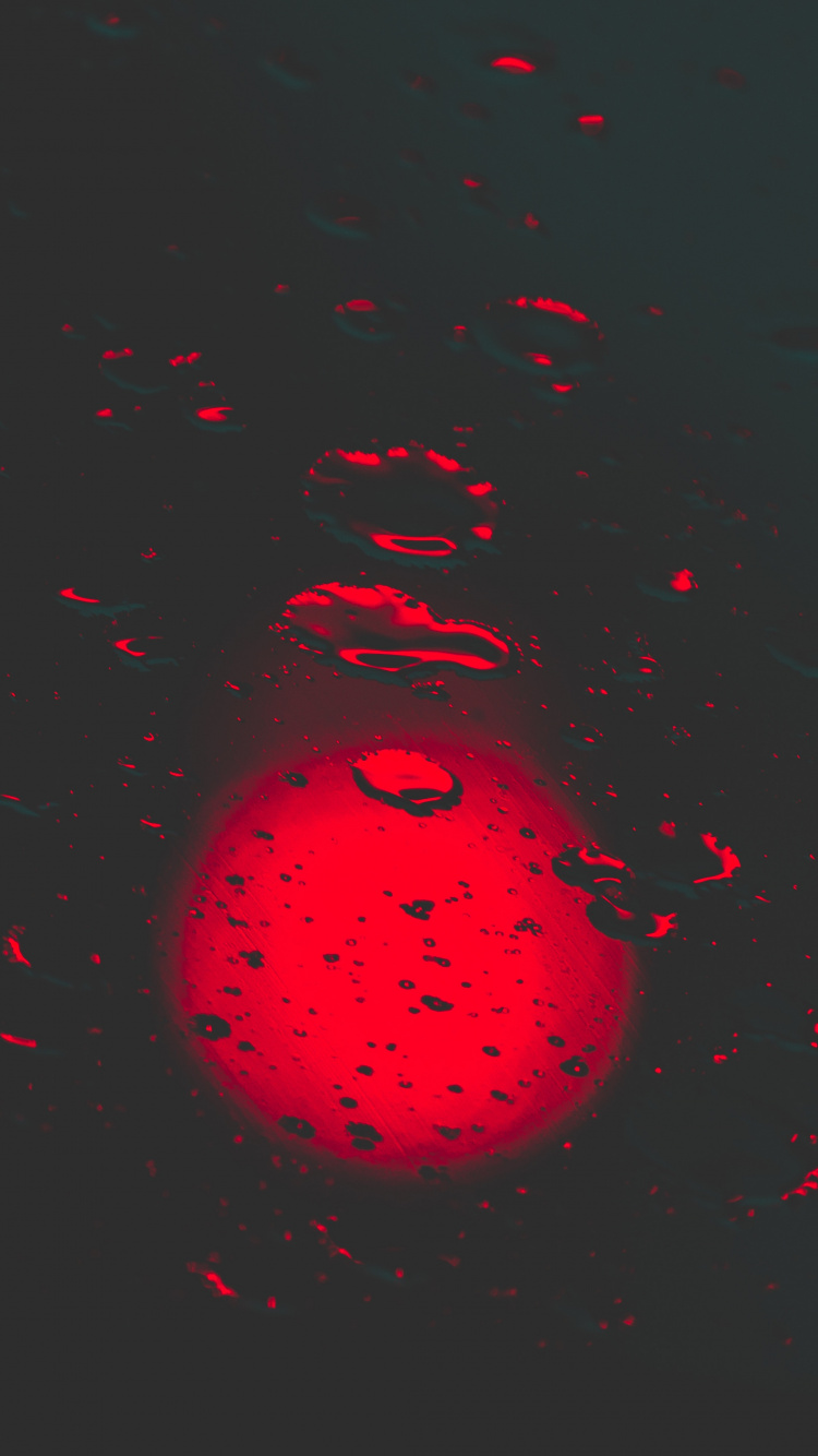 Rotes Licht Auf Schwarzem Hintergrund. Wallpaper in 750x1334 Resolution