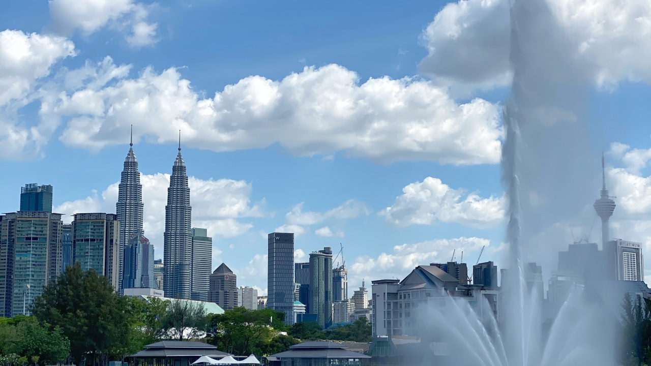 Petronas Towers, Kuala Lumpur, Malaysia, Skyline, Water Resources. Wallpaper in 1280x720 Resolution