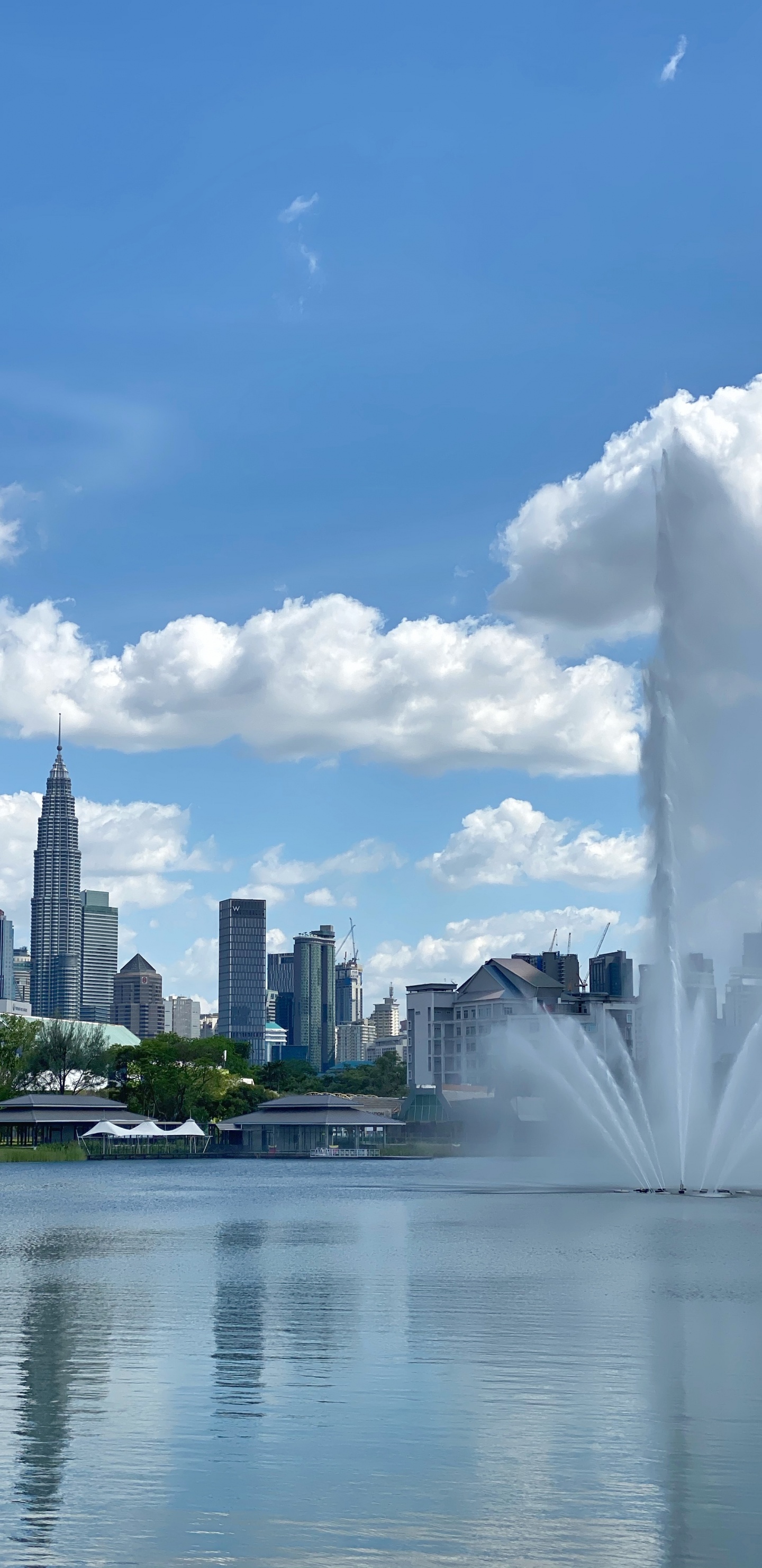 Petronas Towers, Kuala Lumpur, Malaysien, Skyline, Wasserressourcen. Wallpaper in 1440x2960 Resolution