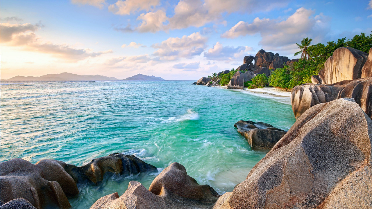 Brown Rock Formation Near Body of Water During Daytime. Wallpaper in 1280x720 Resolution