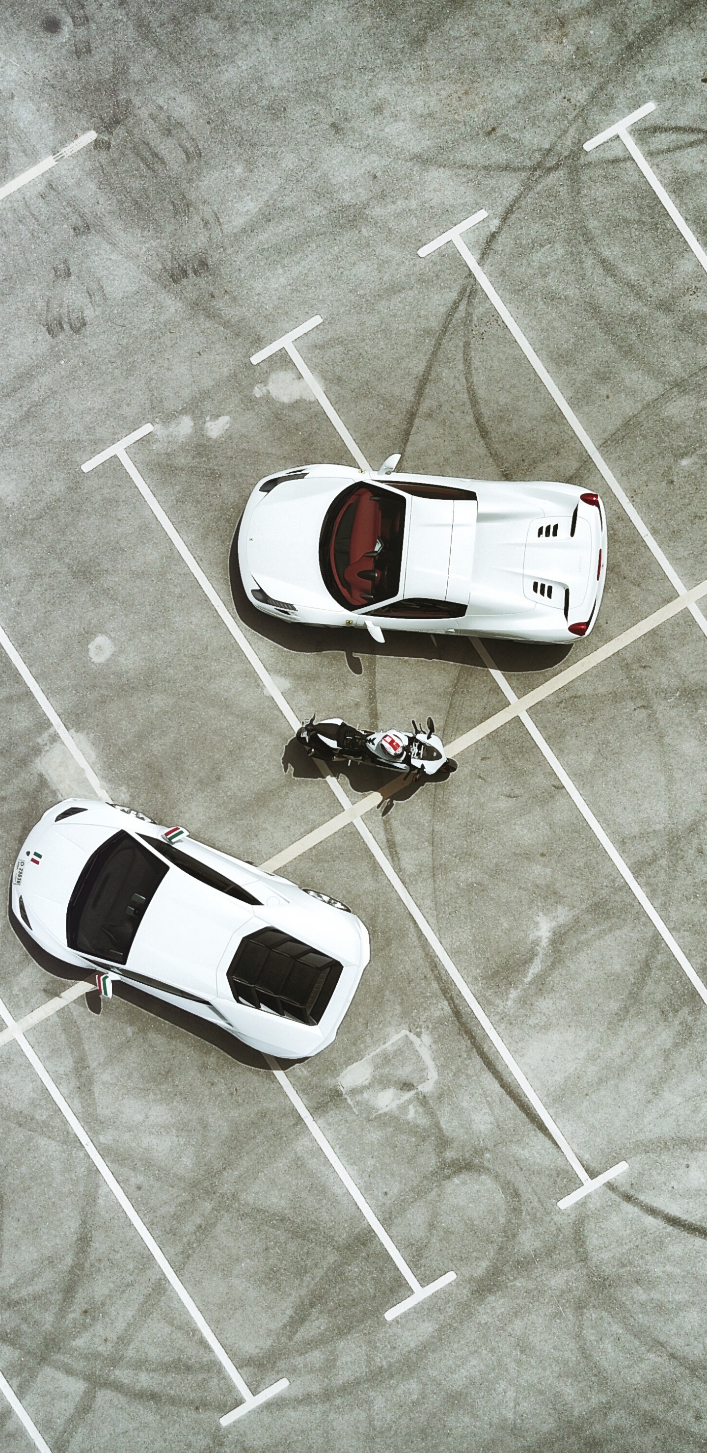 Voiture Blanche Sur Sol en Béton Gris. Wallpaper in 1440x2960 Resolution