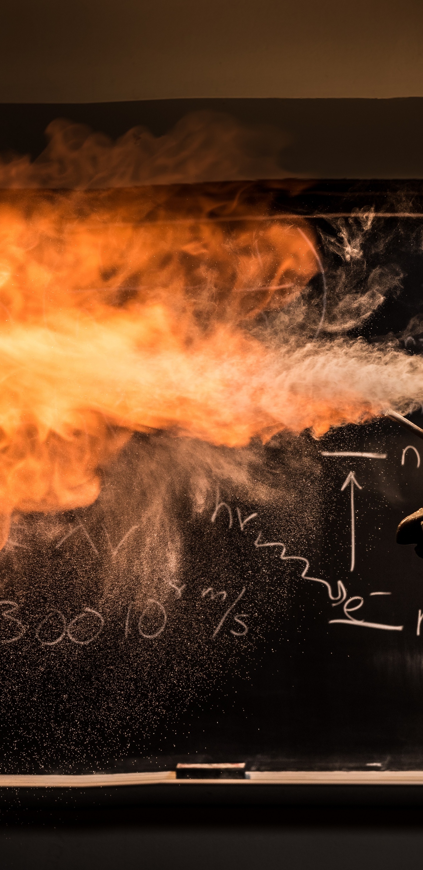 Femme en Blouson de Cuir Noir Fumant. Wallpaper in 1440x2960 Resolution