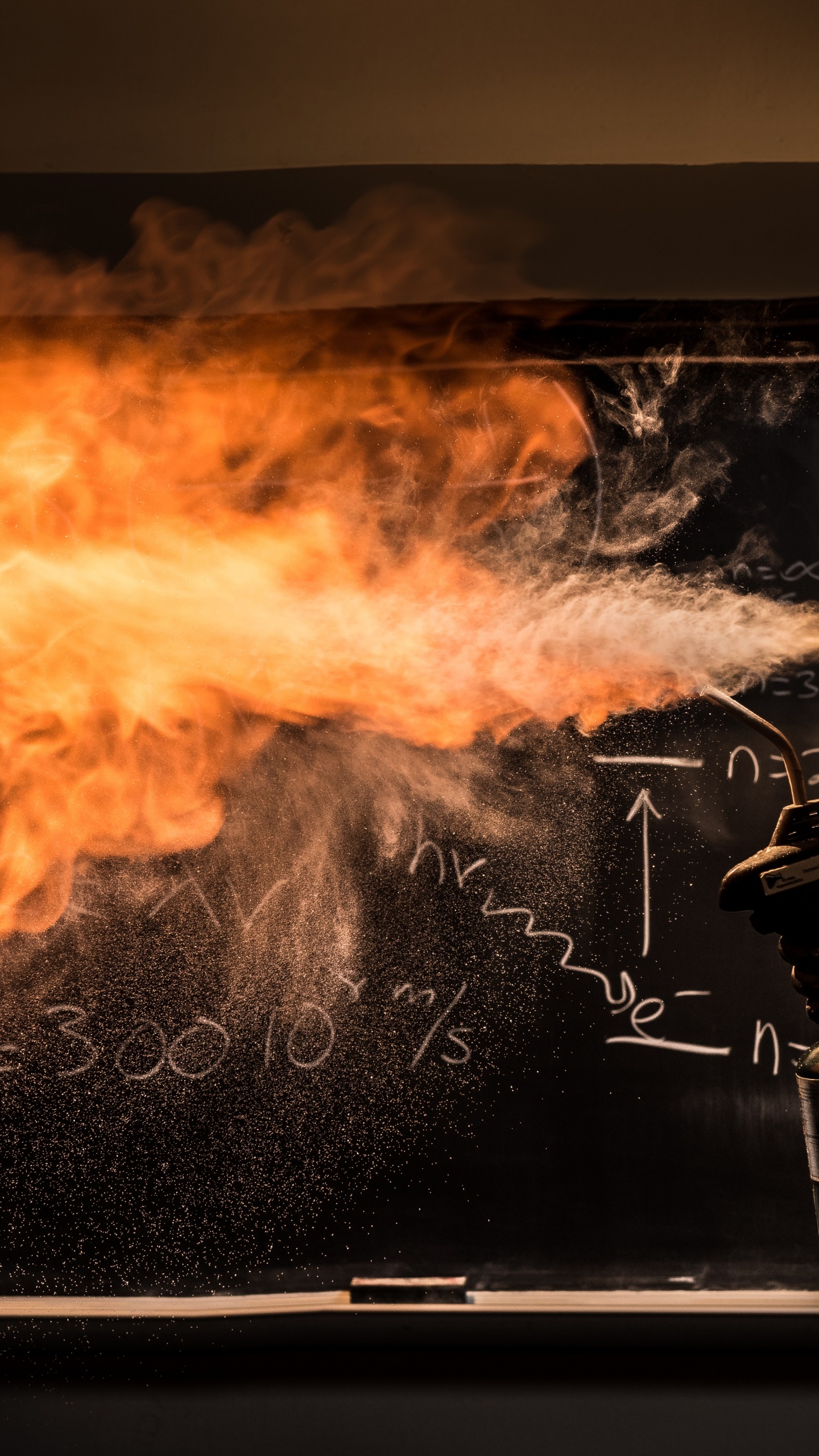 Mujer en Chaqueta de Cuero Negro Fumando. Wallpaper in 1440x2560 Resolution