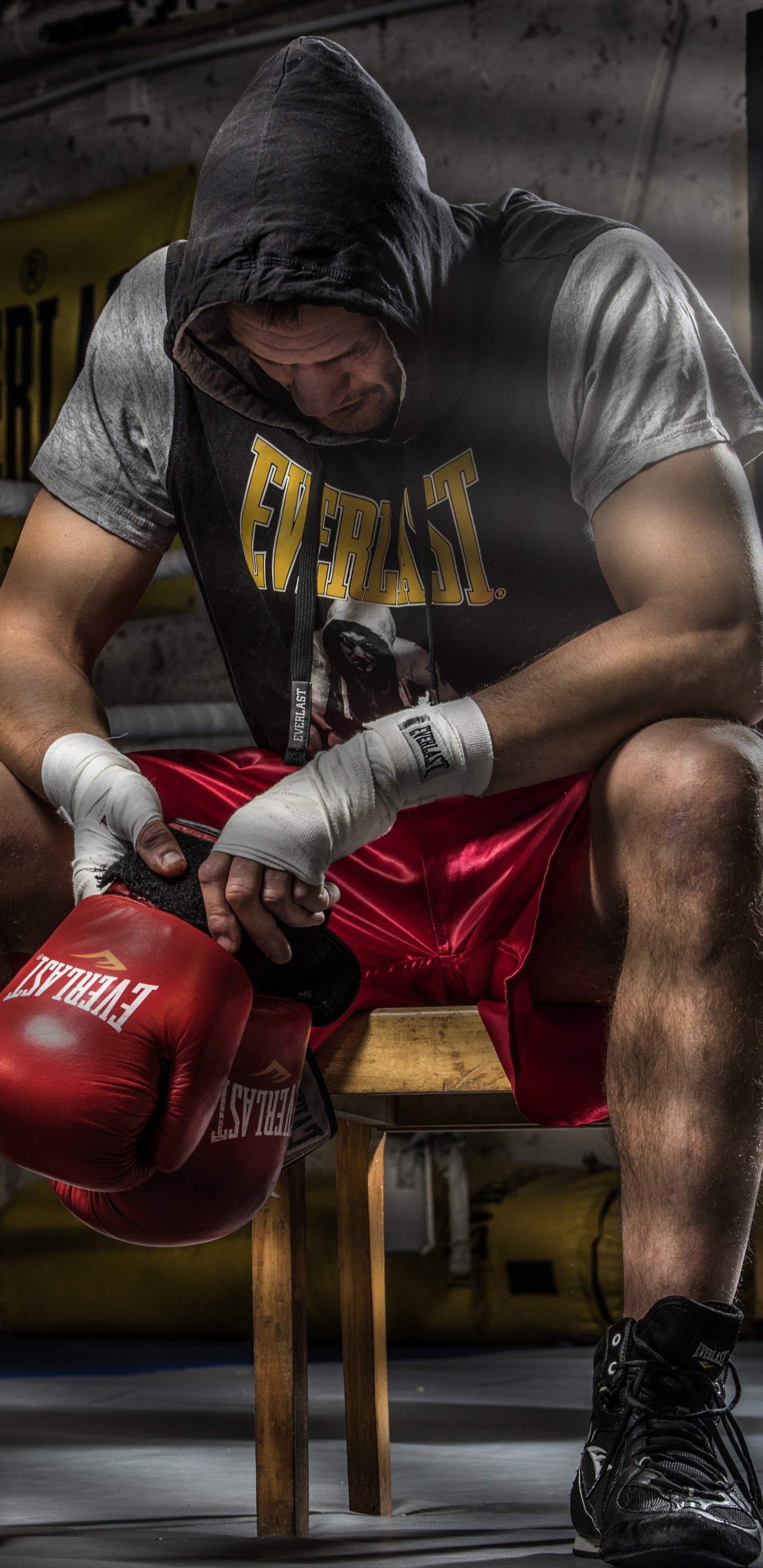 Man in Gray T-shirt and Red Boxing Gloves Doing Push Up. Wallpaper in 1440x2960 Resolution