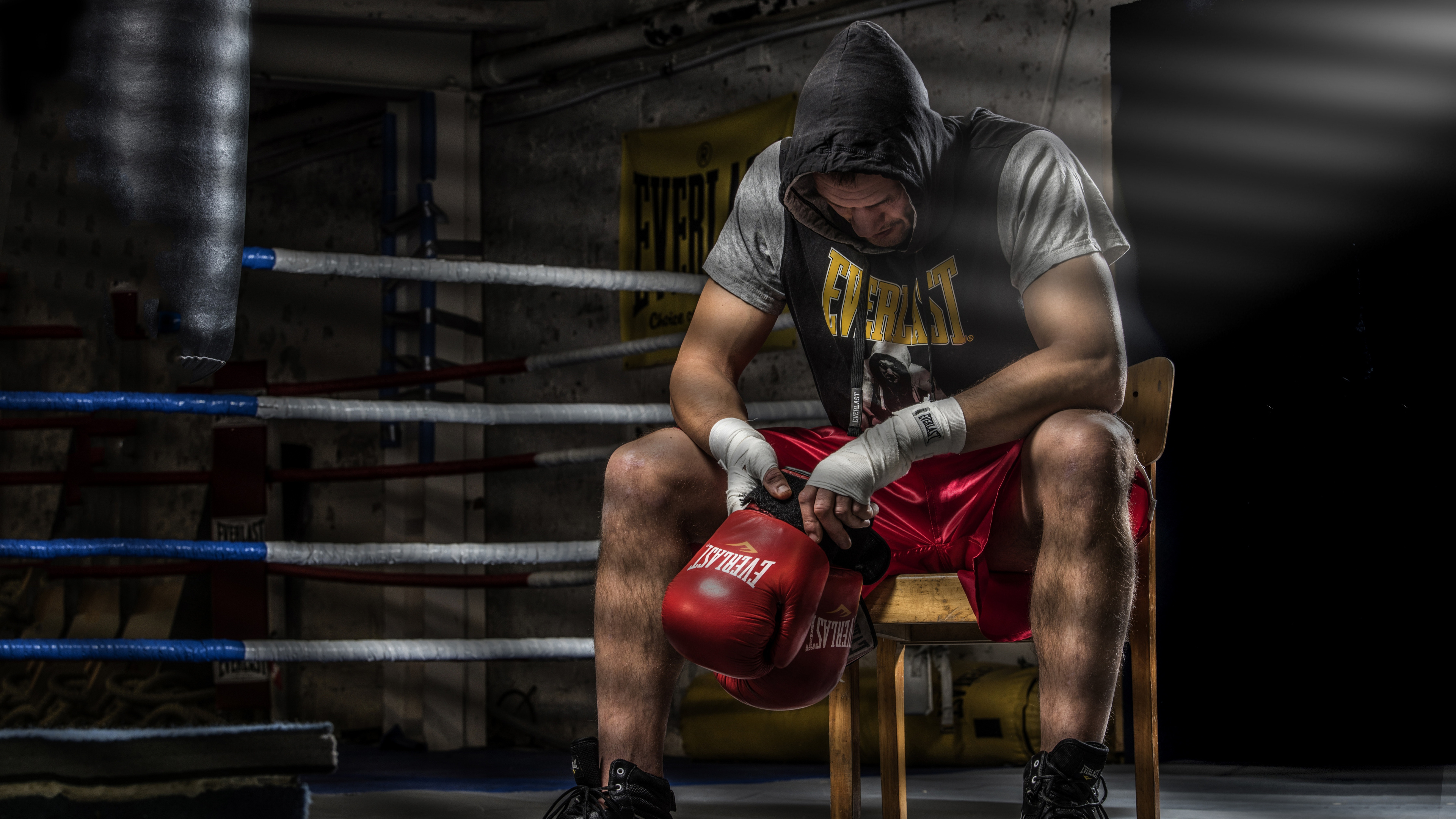 Man in Gray T-shirt and Red Boxing Gloves Doing Push Up. Wallpaper in 3840x2160 Resolution