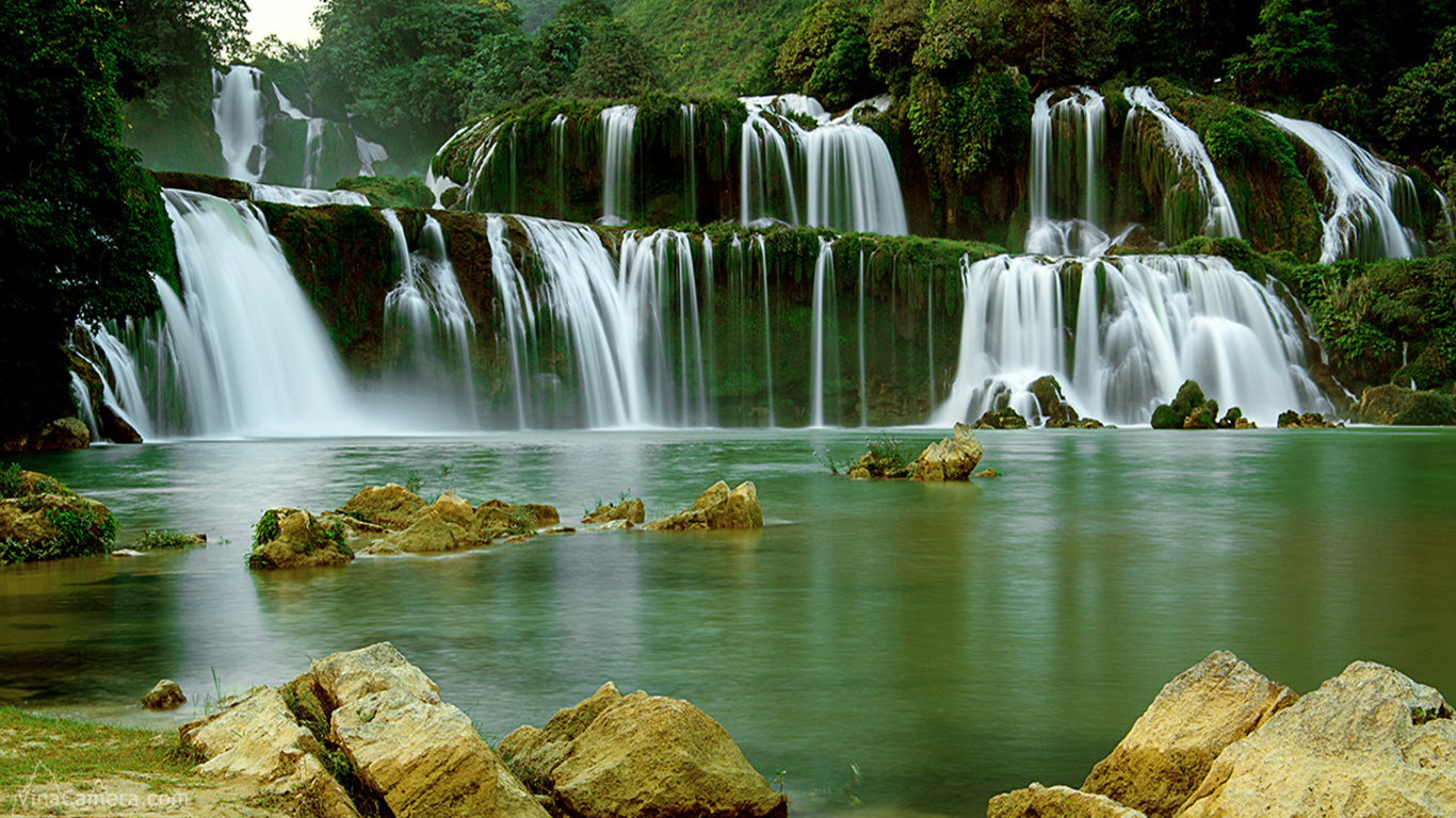 Rocas Marrones en el Agua Cae. Wallpaper in 1366x768 Resolution