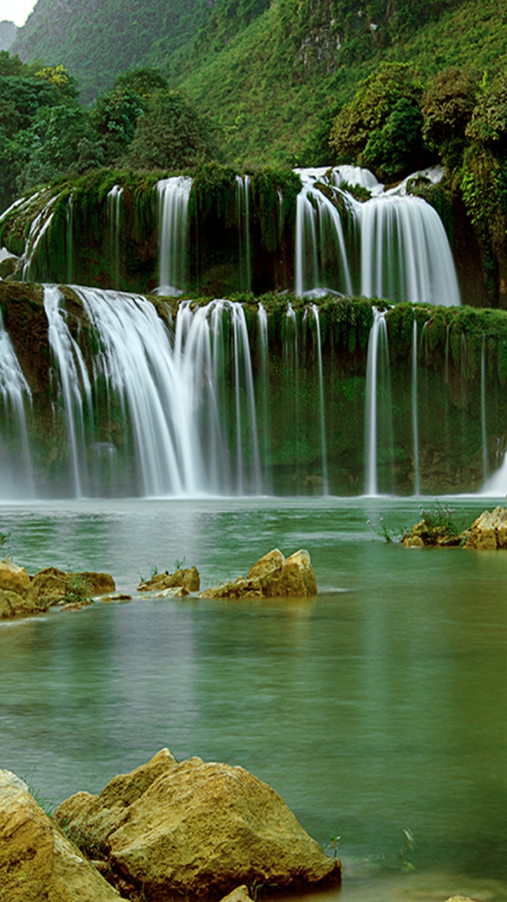 Rocas Marrones en el Agua Cae. Wallpaper in 720x1280 Resolution