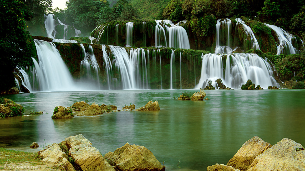 Brown Rocks on Water Falls. Wallpaper in 1280x720 Resolution